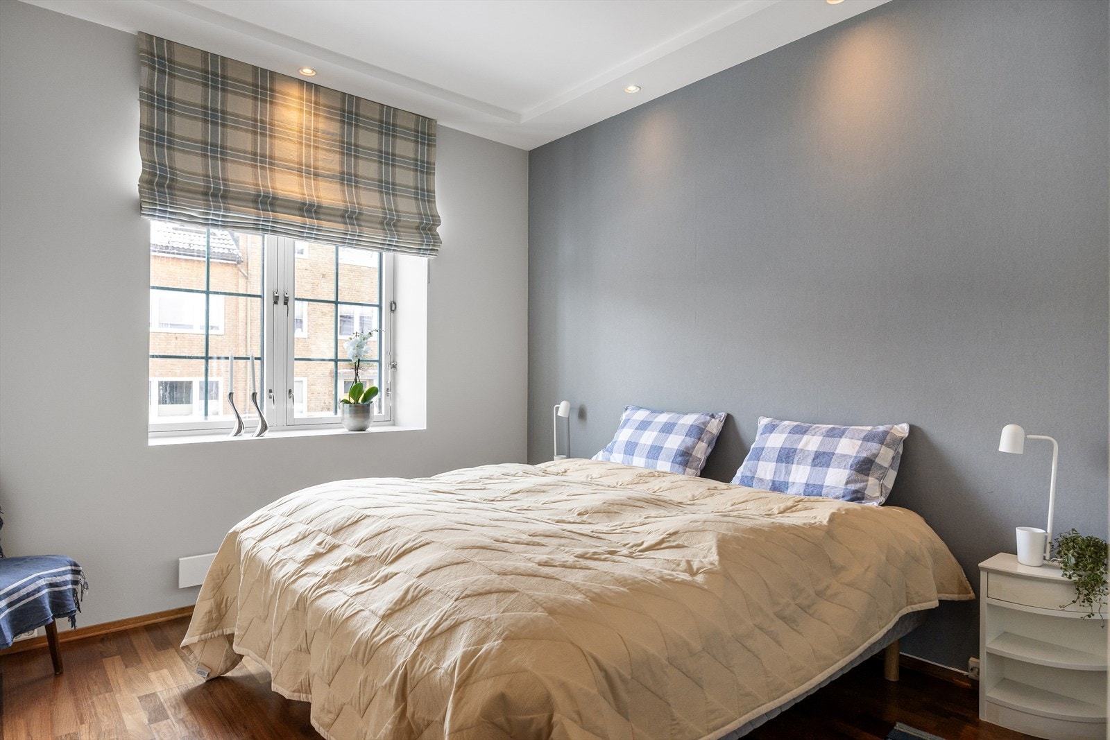 Romslig hovedsoverom med god plass til dobbeltseng og nattbord på begge sider Galleribilde