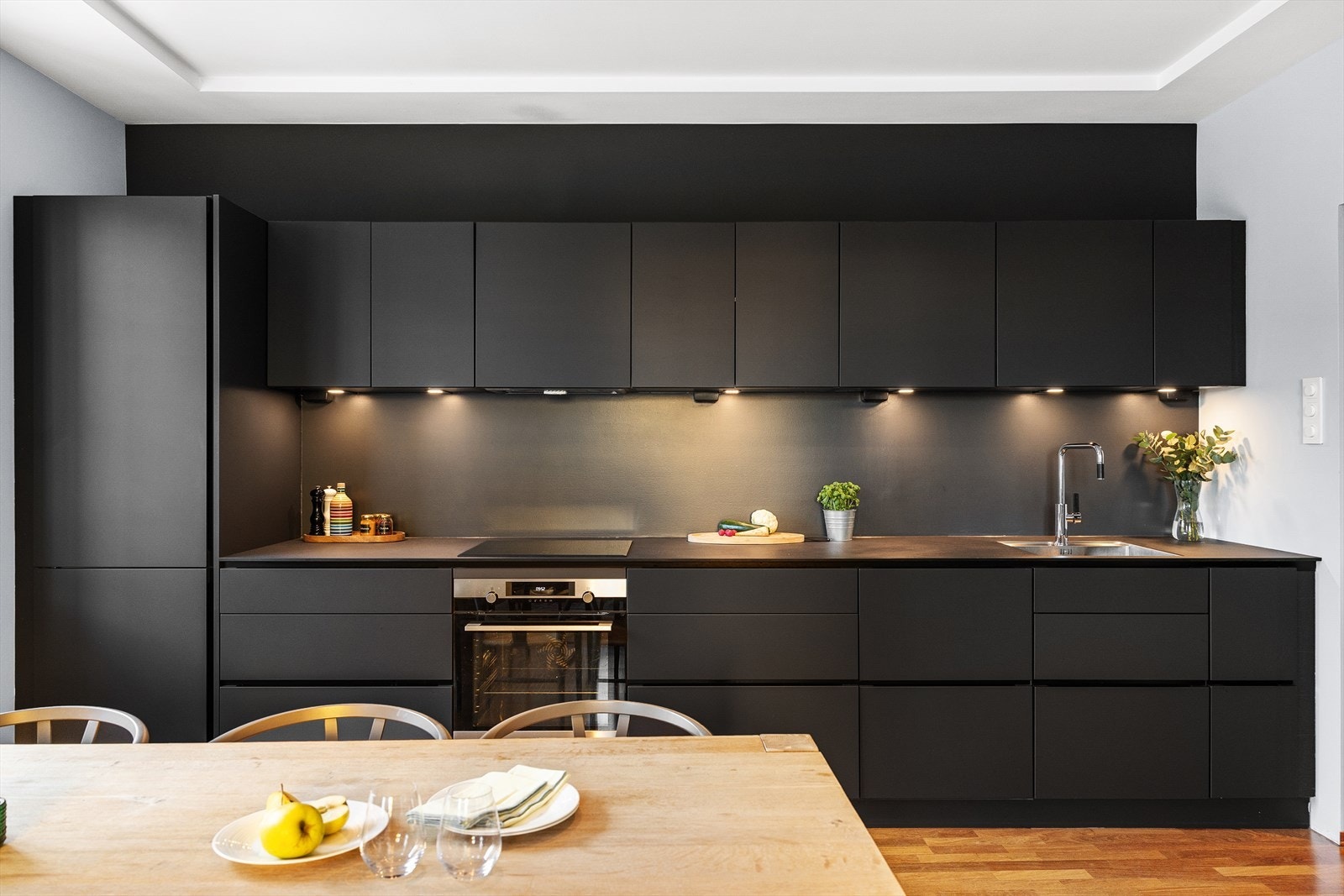 Pent kjøkken med nyere innredning fra KVIK (2021) Galleribilde