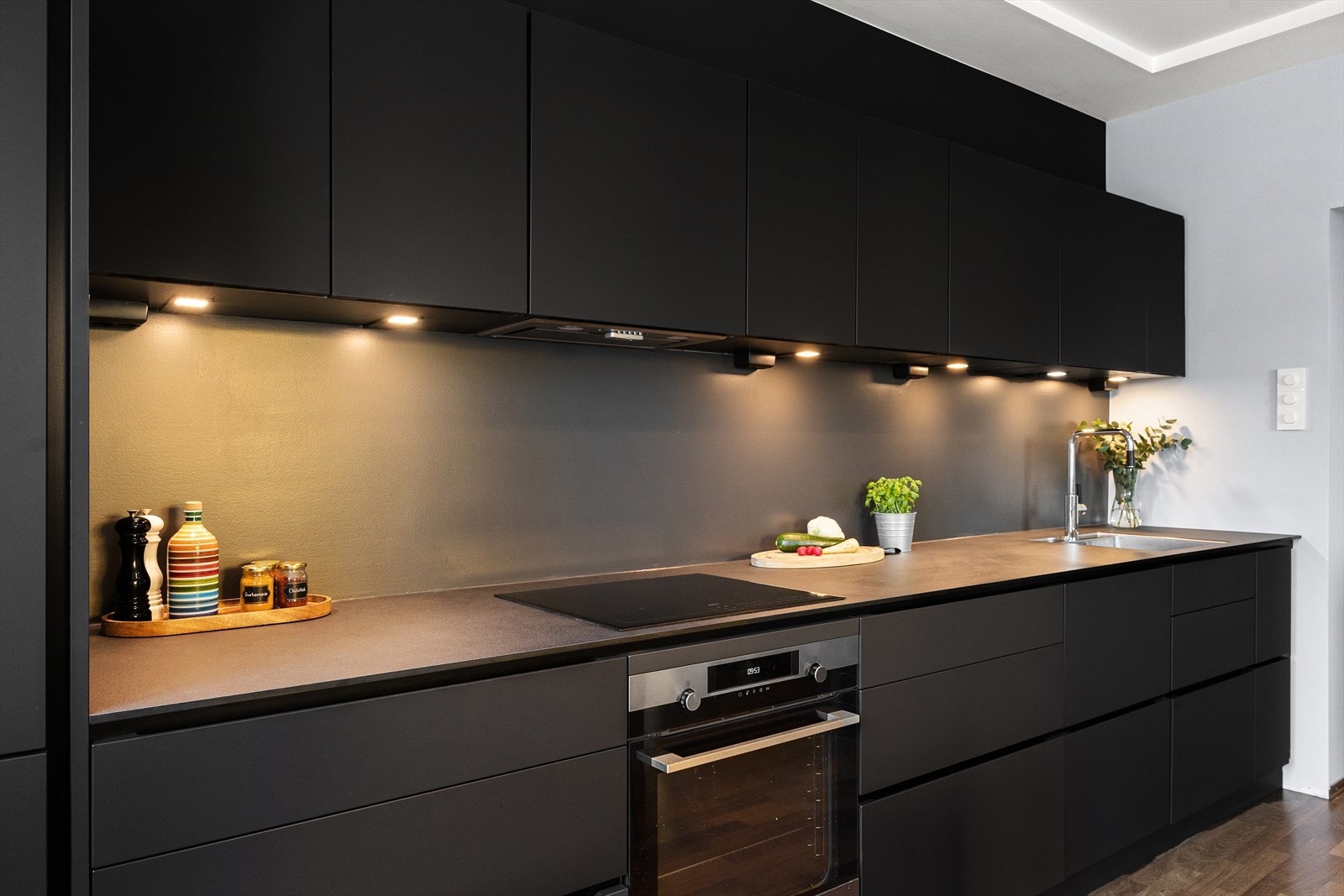 Kjøkkenbenk og -skuffer har ekstra dybde (10 cm), som gir god benke- og lagringsplass Galleribilde