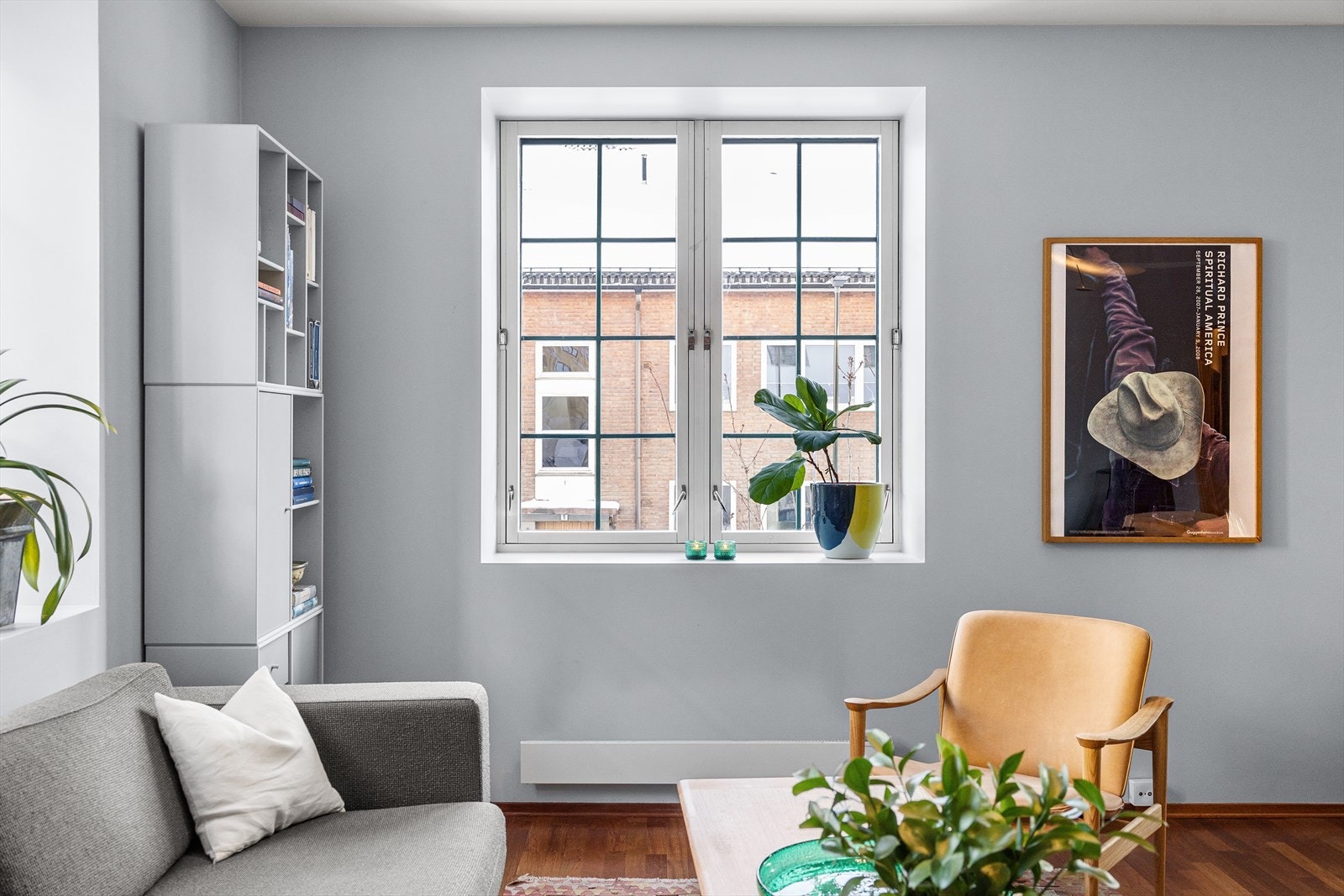 Stuen oppleves svært lys og luftig med godt lysinnslipp fra flere store vindusflater Galleribilde