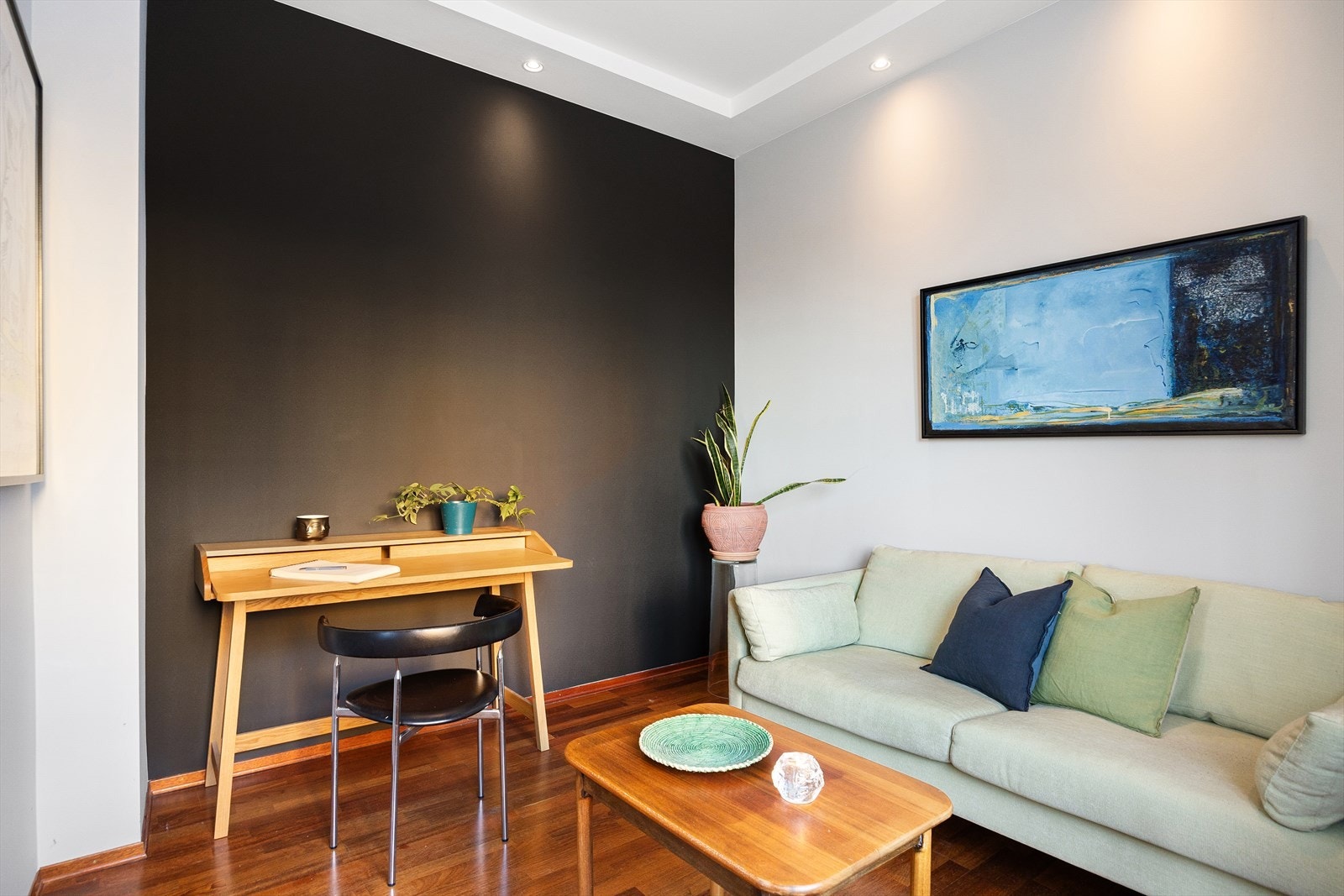 Soverom 2 har plass til dobbeltseng og garderobeskap. Rommet er i dag innredet som kontor Galleribilde