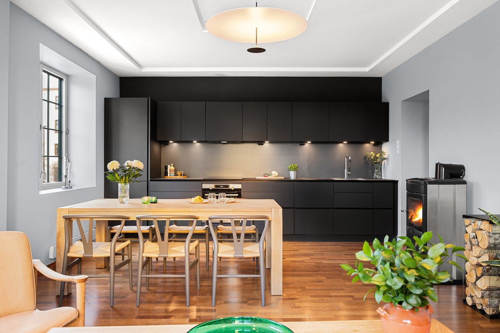 Stuens størrelse tillater plass til et stort spisebord. Perfekt for større og mindre måltider med venner og familie Galleribilde