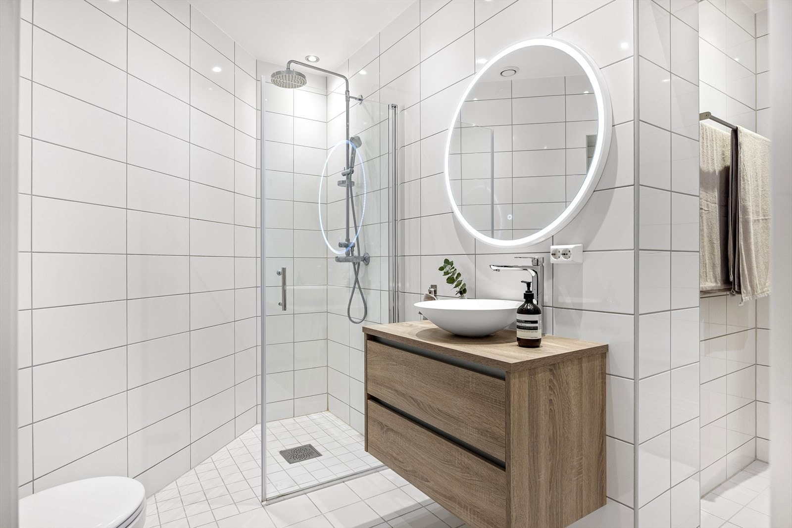 Tidløst og stort bad pusset opp i regi av sameiet i 2020. Gulvvarme Galleribilde