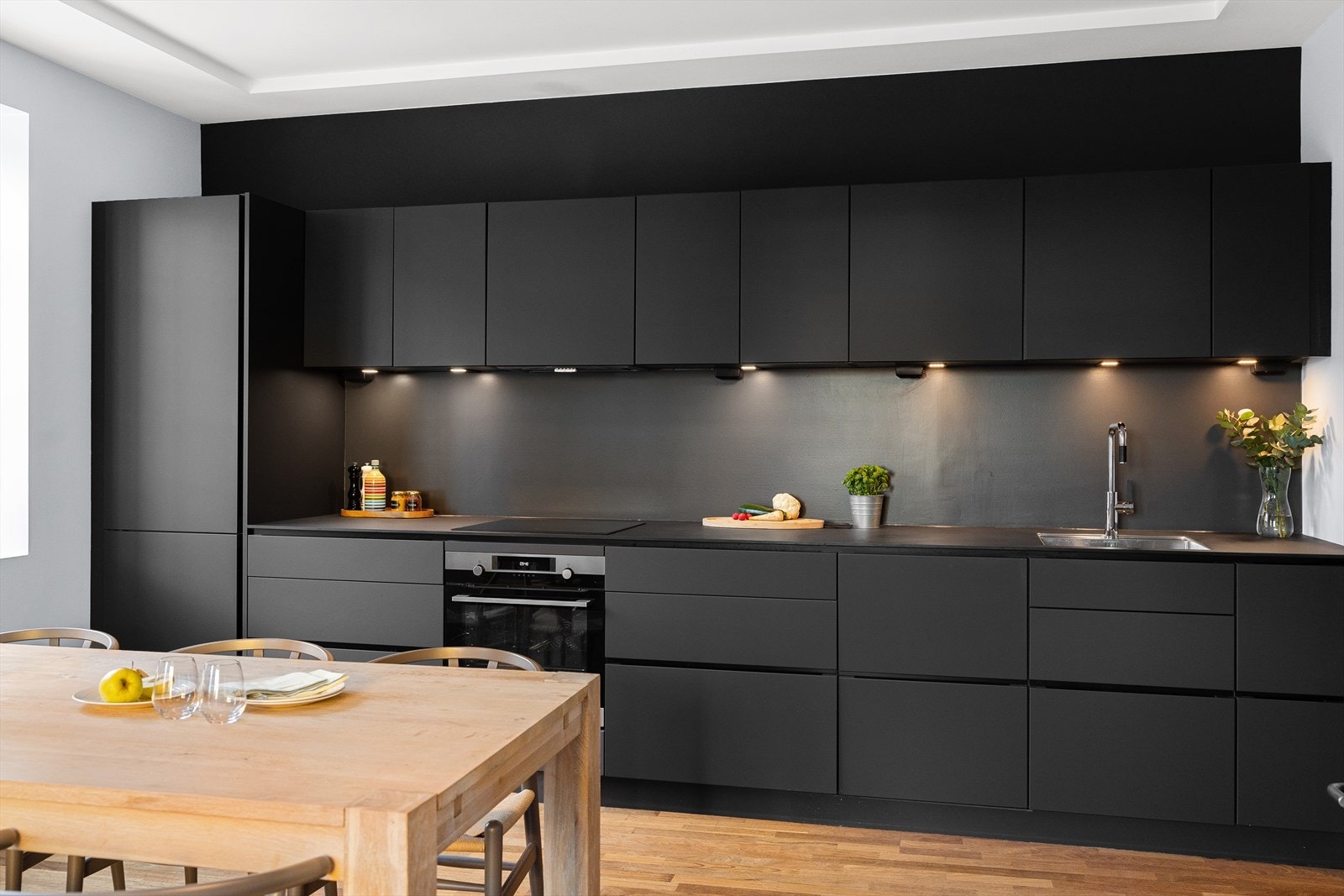 Utstyrt med underlimt oppvaskkum med ettgreps armatur som er svingbart. Spotter innfelt i overskap og stikk Galleribilde