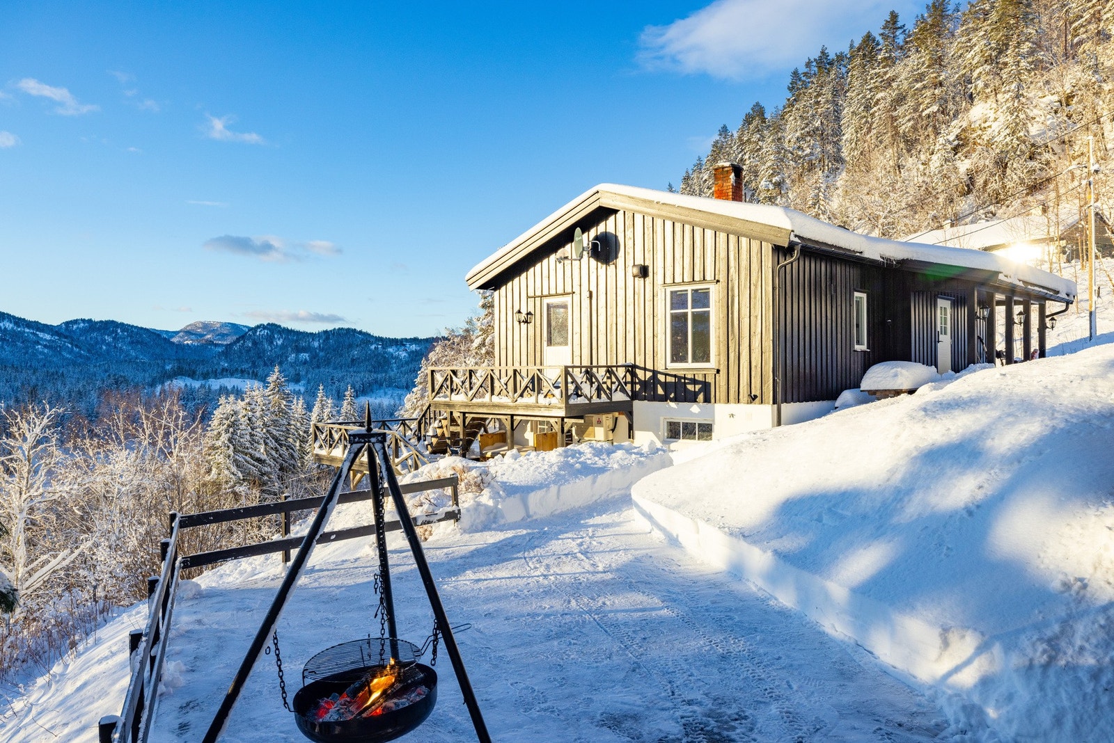 Tomten er pent opparbeidet med flere plattinger, stor gårdsplass og hage. Galleribilde