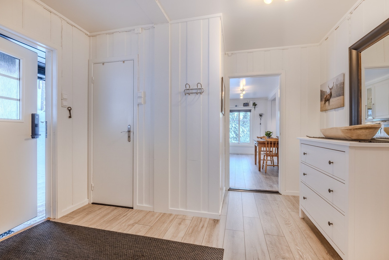 Lys entrè med god plass til å henge fra seg yttertøyet. Galleribilde