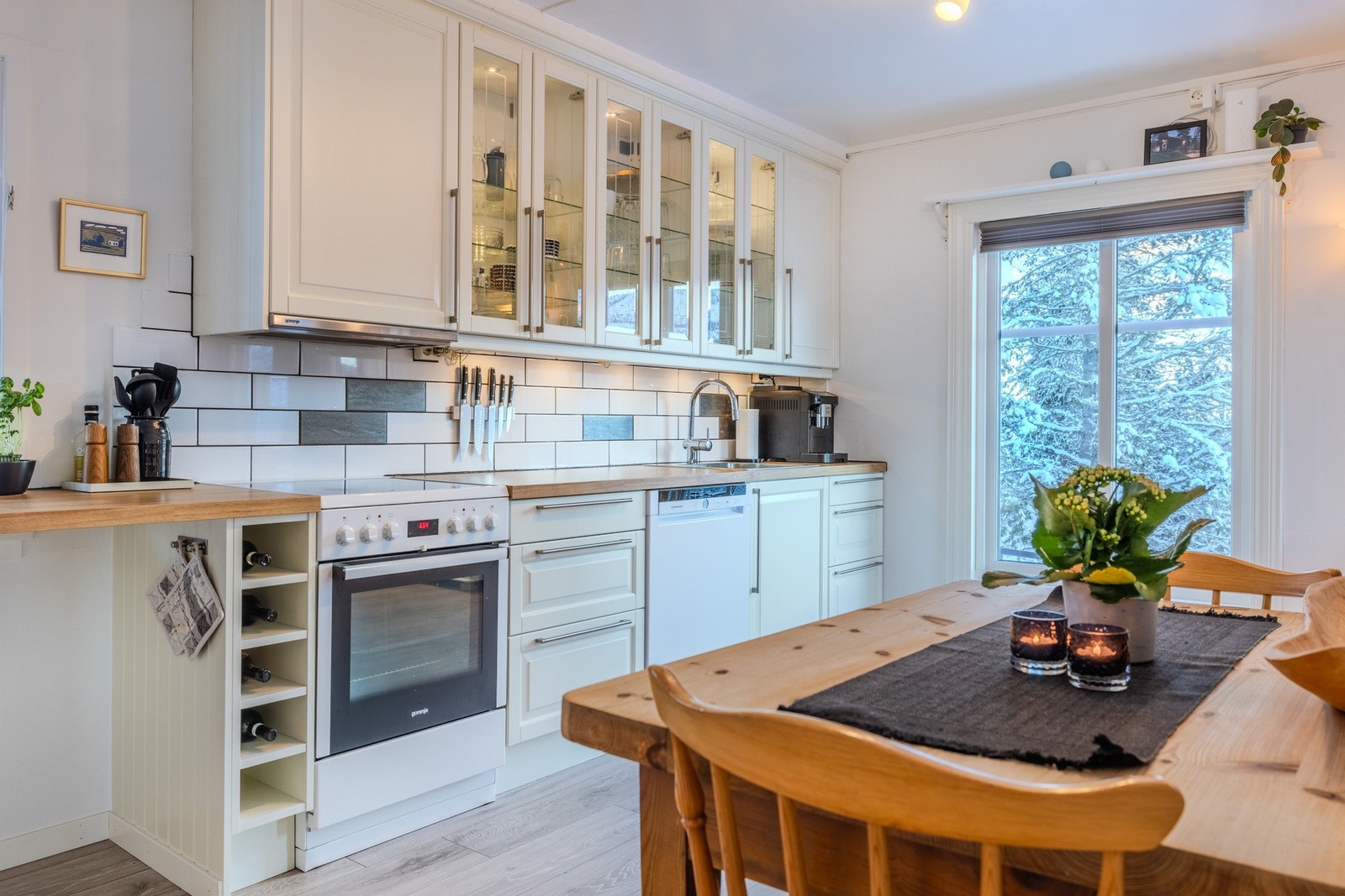 Kjøkkenet er opprinnelig fra 2012, men har gjennomgått oppgraderinger i nyere tid. Blant annet er benkeplate skiftet ut. Galleribilde