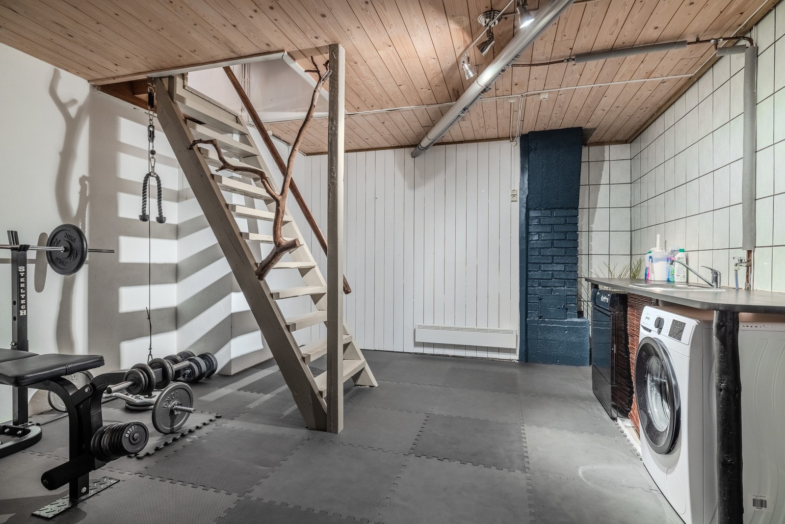 Kjellerrom er benyttet som kombinert vaskerom/treningsrom. Galleribilde
