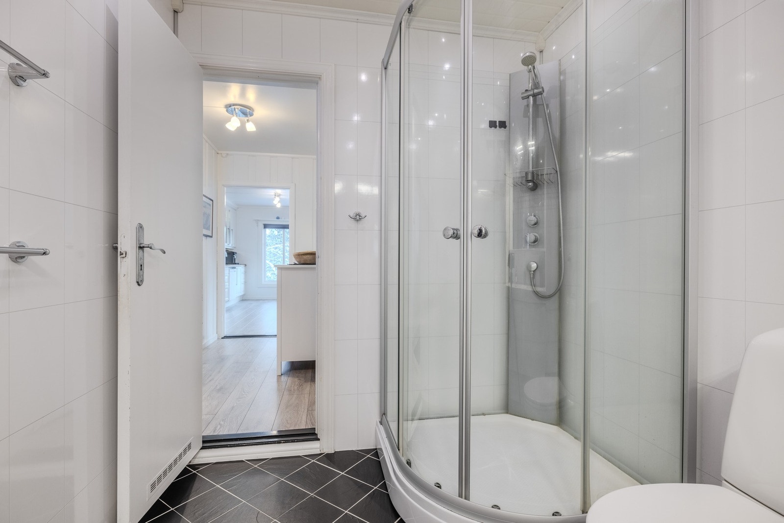 Baderommet er utstyrt med dusjkabinett, toalett og servantinnredning. Galleribilde