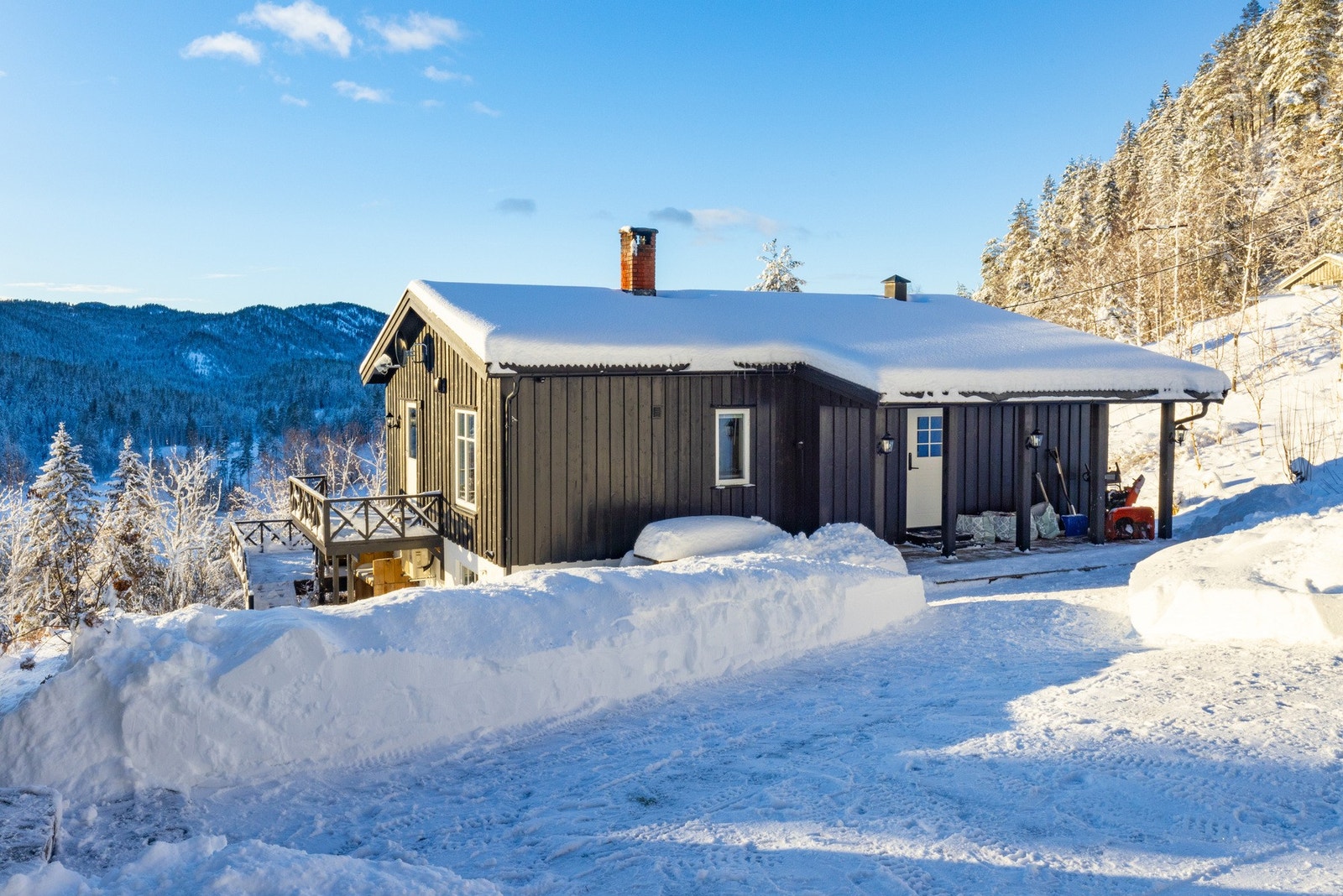 Eiendommen ligger solrikt til og har en storslått utsikt. Galleribilde