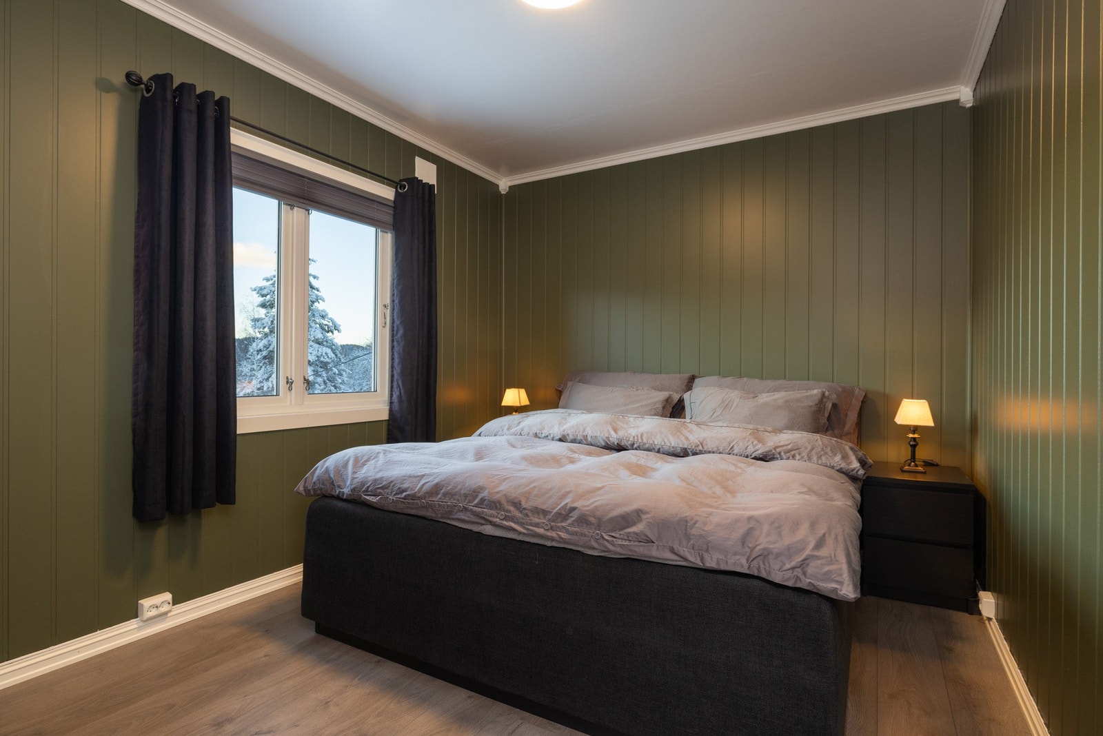 Hovedsoverom er malt i en behagelig grønnfarge. Ny laminat på gulv. Galleribilde