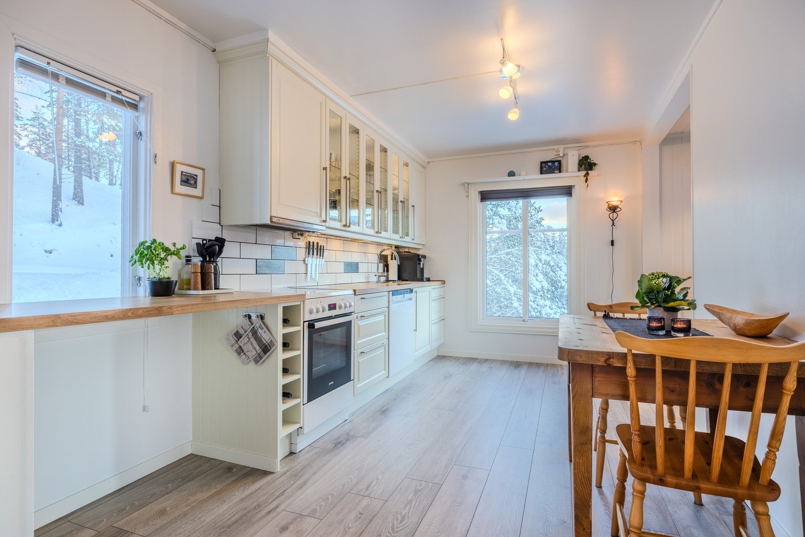 Lyst og delikat kjøkken med delvis åpen løsning. Galleribilde