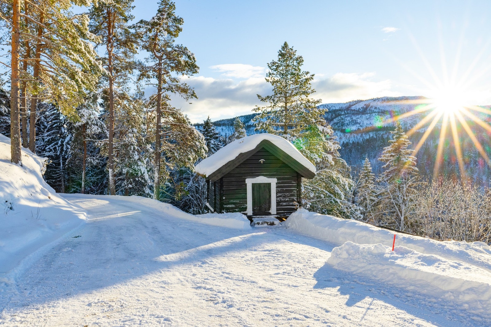 Eiendommen består av frittliggende enebolig over to plan, stabbur og garasje. Galleribilde