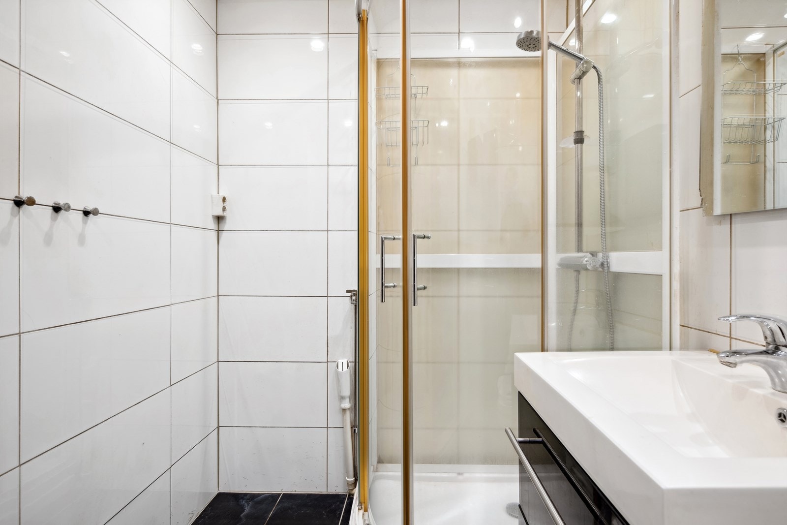 På badet er det vegghengt toalett, servant i skuffeinnredning, dusjkabinett og opplegg for vaskemaskin. Galleribilde