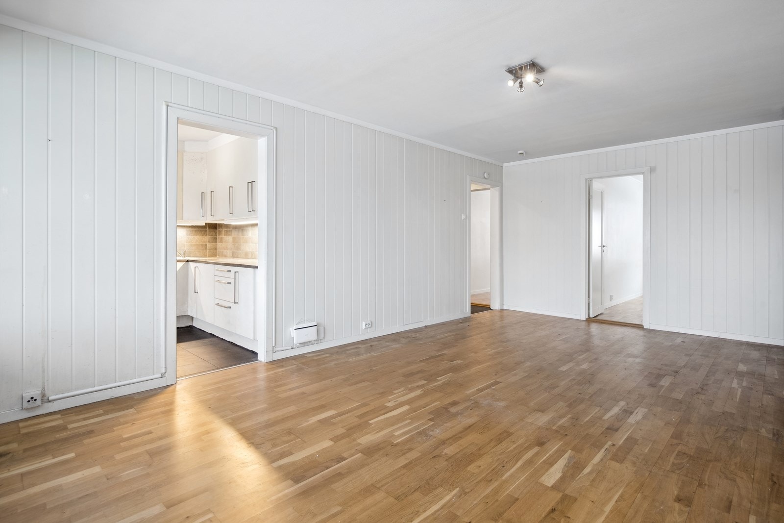 Stuen har gode innredningsmuligheter med god plass til både spisebord og koselig sofahjørne. Galleribilde