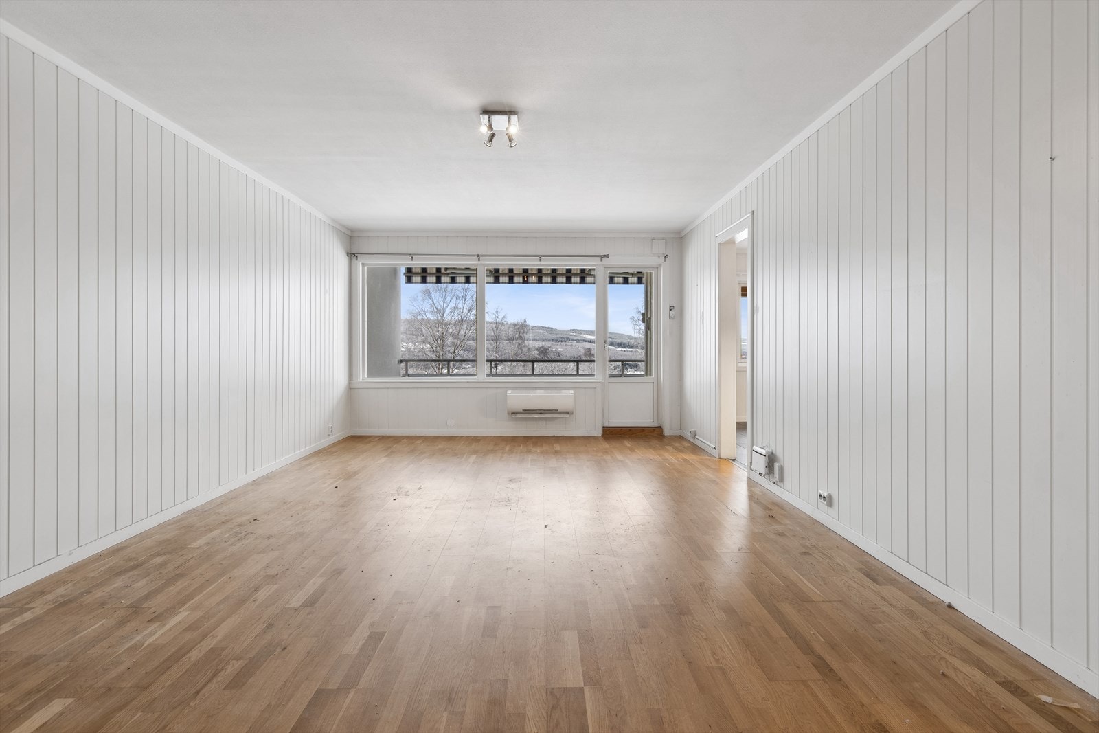 Det er montert varmepumpe i stue - Utgang fra stue til overbygd balkong. Galleribilde