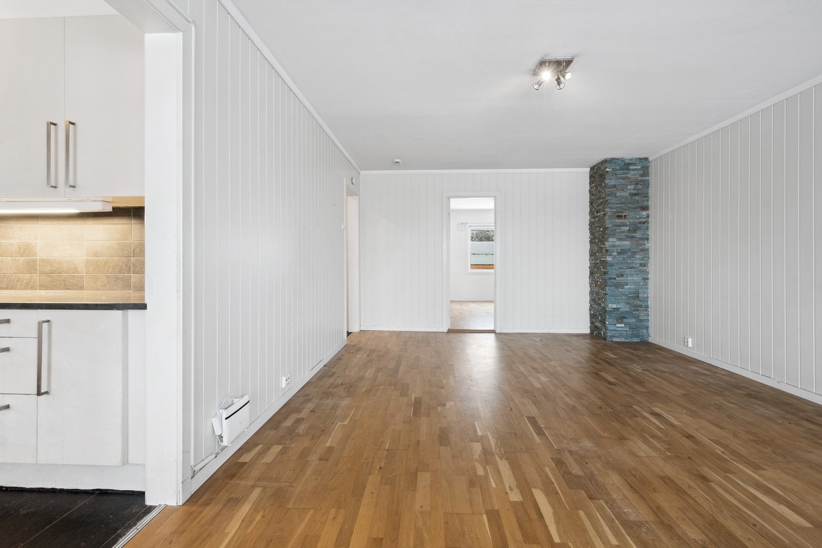 Åpen løsning mellom kjøkken og stue - pipe i stue med mulighet for tilknytning av vedovn. Galleribilde