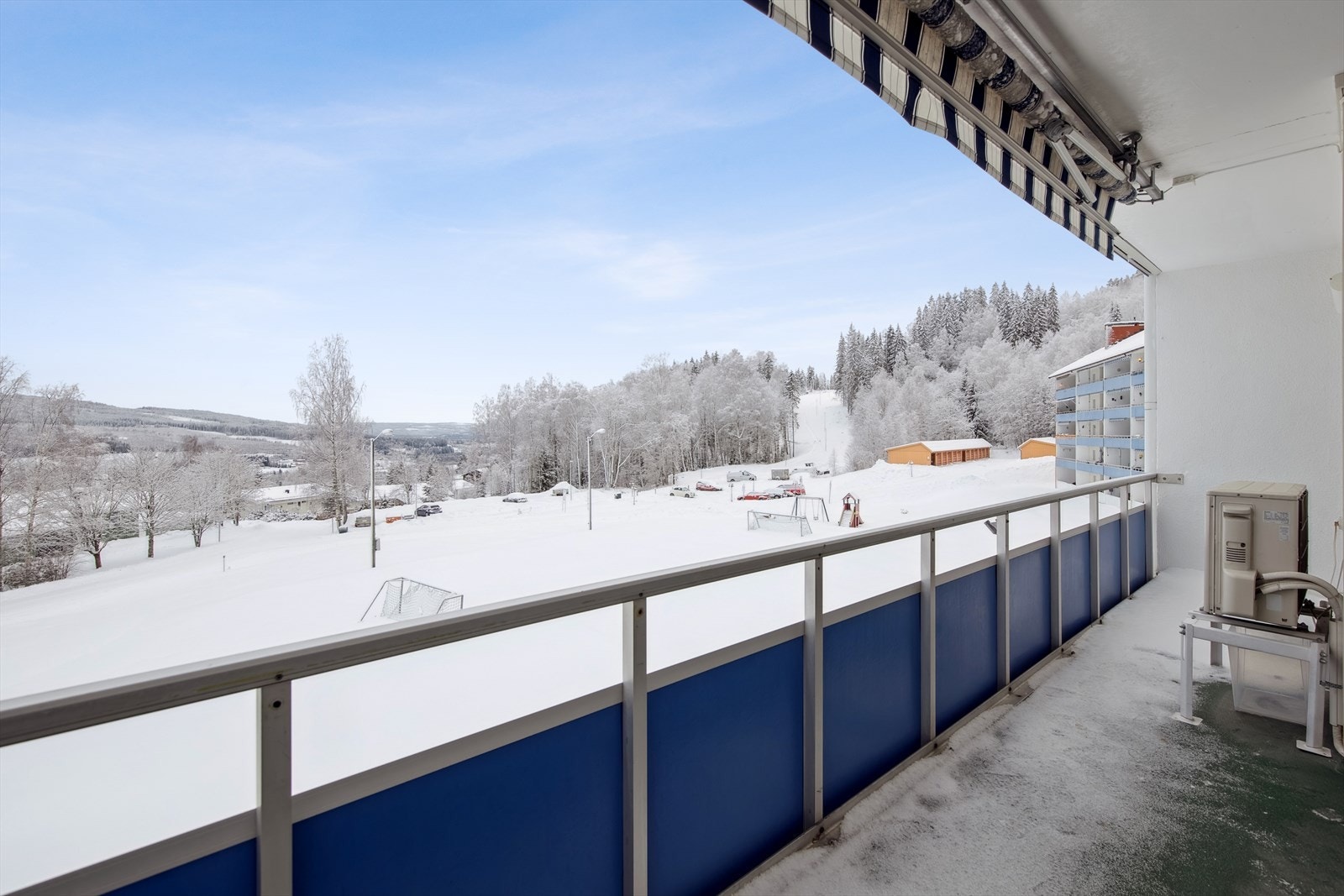 Fra balkongen er det fin utsikt til landskapet og nærmiljøet. Galleribilde