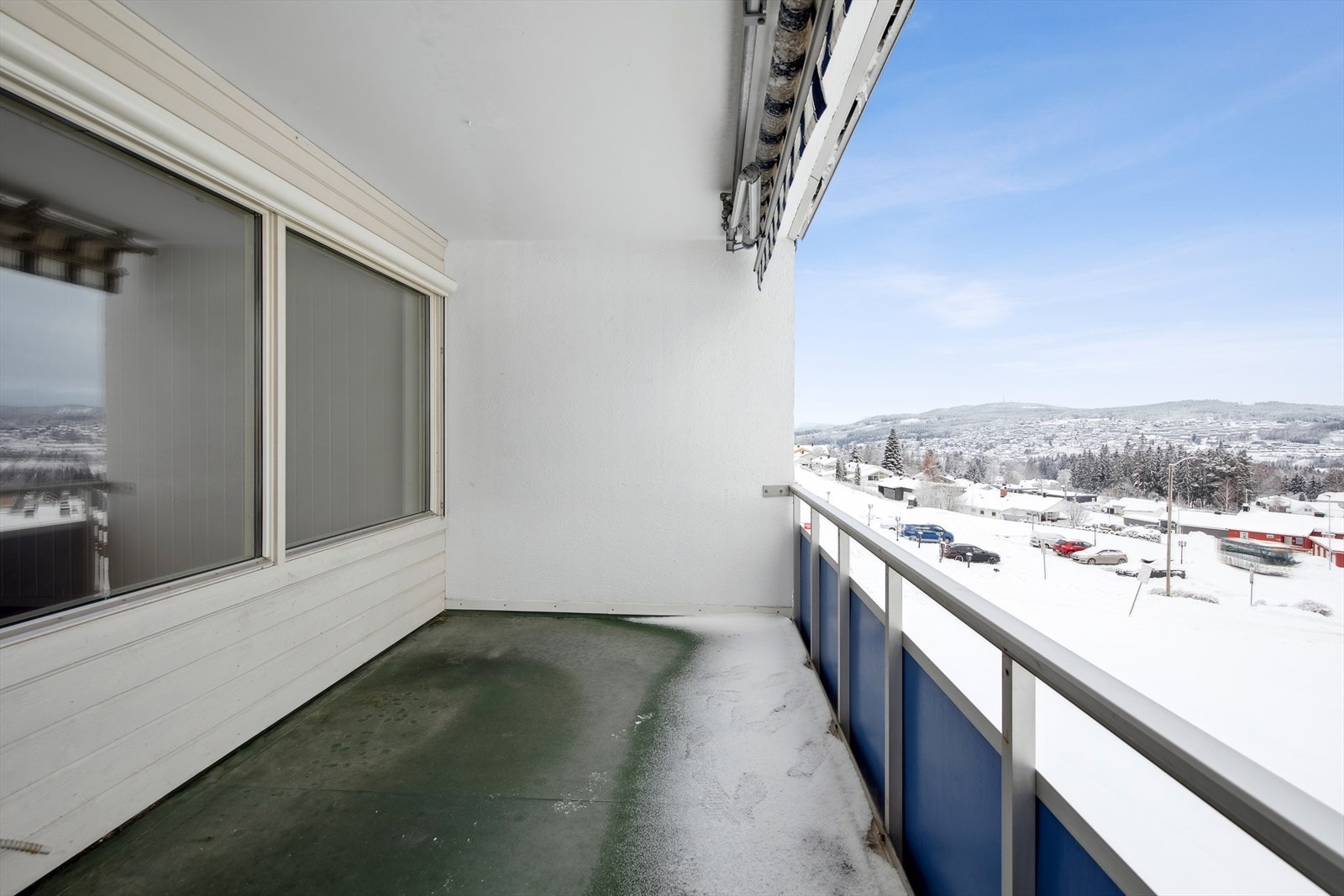 Balkongen har ettermiddags-/kveldssol og det er montert markise. Galleribilde