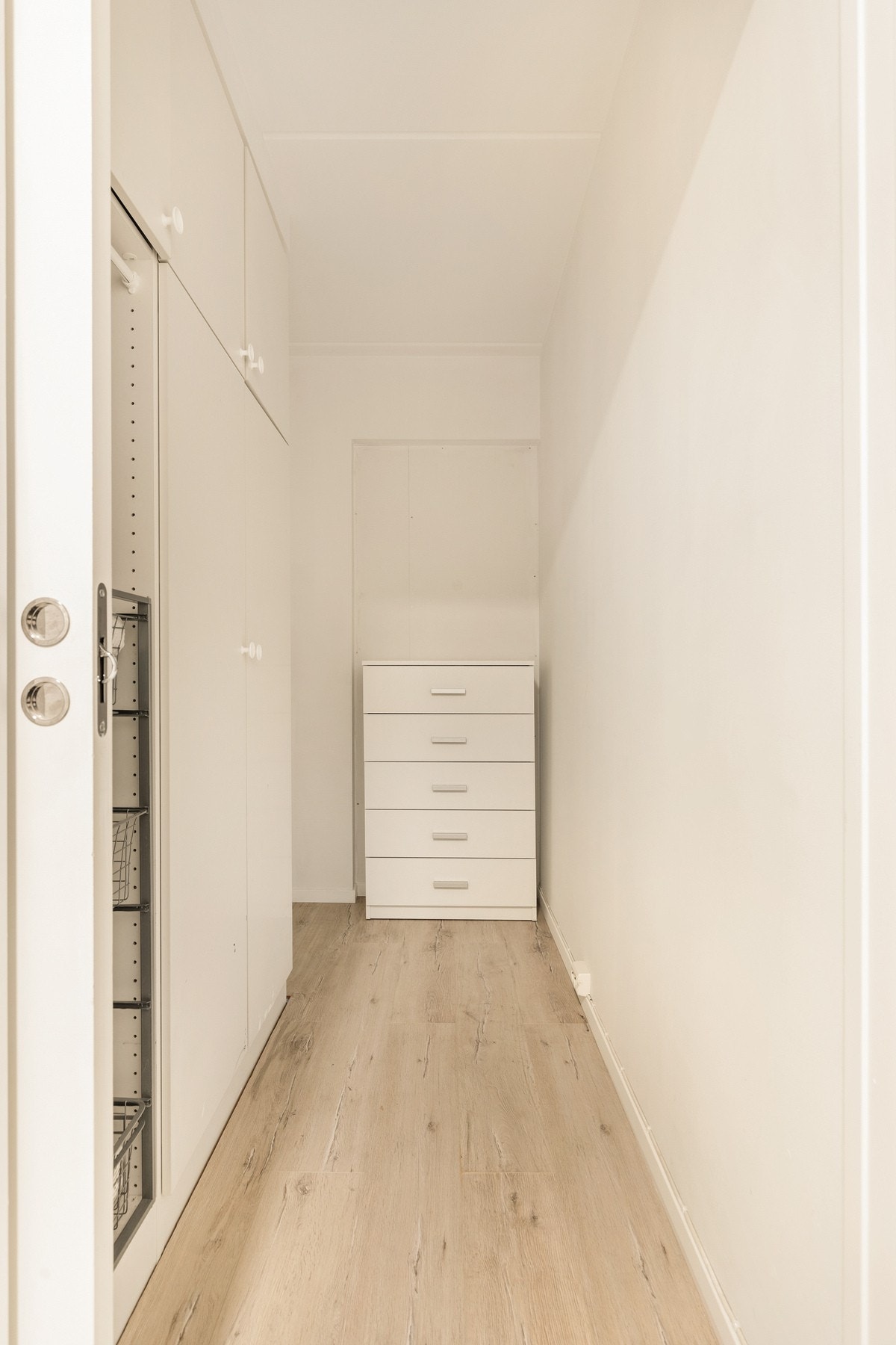Fra soverom 2 har du i tillegg adkomst til en walk-in closet / bod Galleribilde