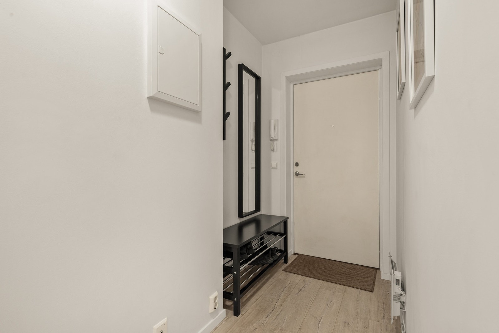 Entrèen er lys m/ doorcalling og plass til jakker og sko Galleribilde