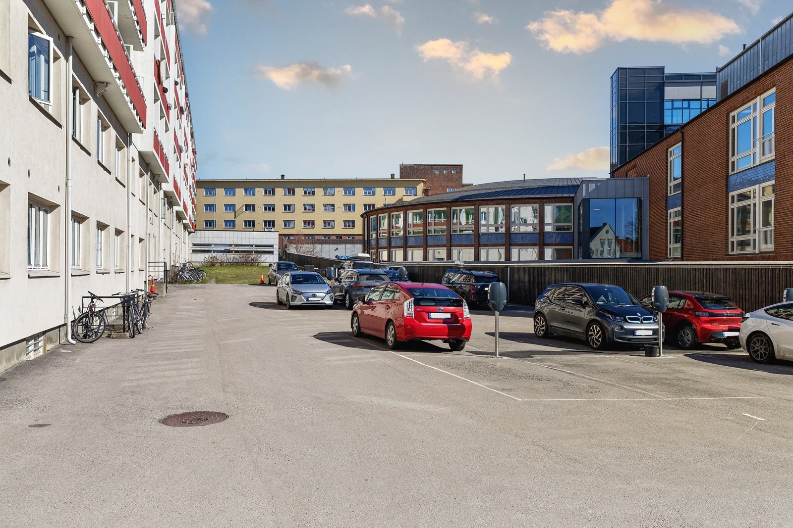 - Aksjelaget har 33 parkeringsplasser til utleie for eierne i aksjeselskapet. Plassene leies ut etter venteliste - Galleribilde