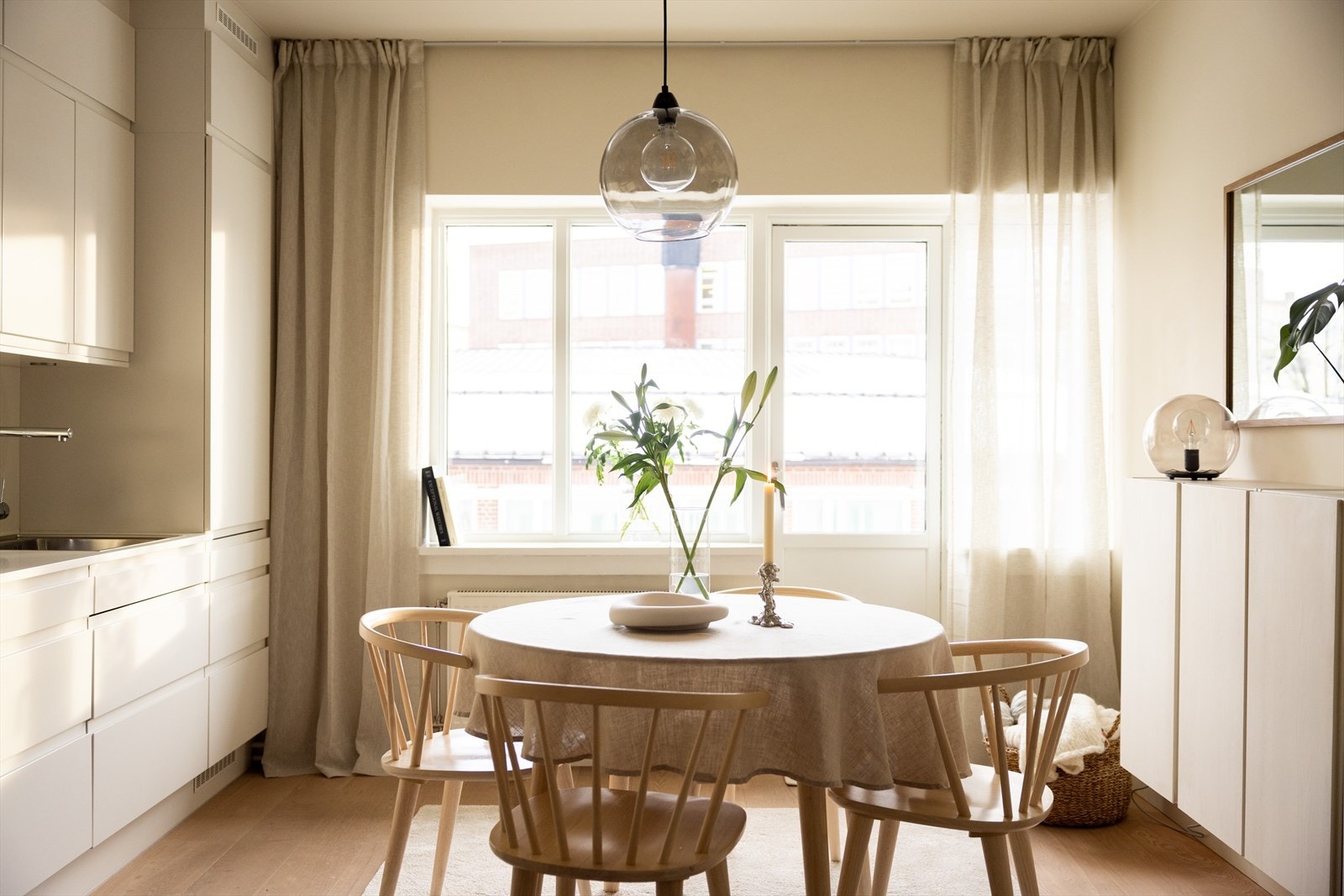 - Store vindusflater som gir rikelig med luft og lys - Galleribilde