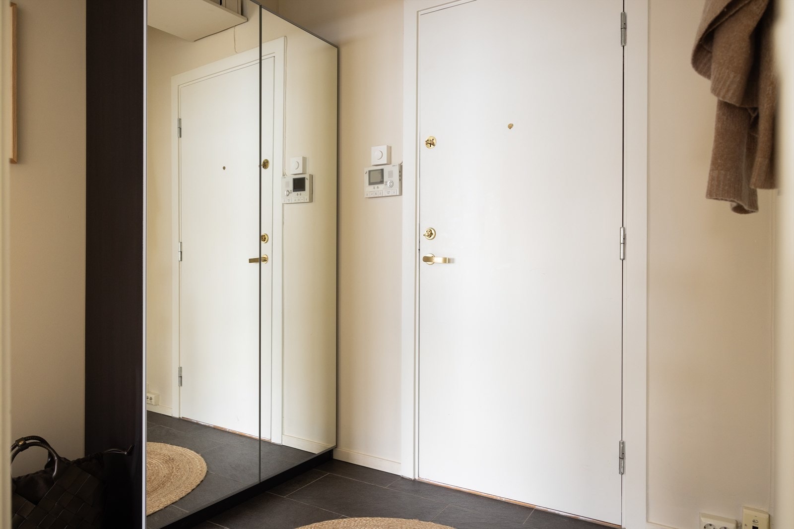 - En lys og innbydende entré som gir et godt førsteinntrykk av leiligheten. God plass til sko og yttertøy i garderobeløsning - Galleribilde