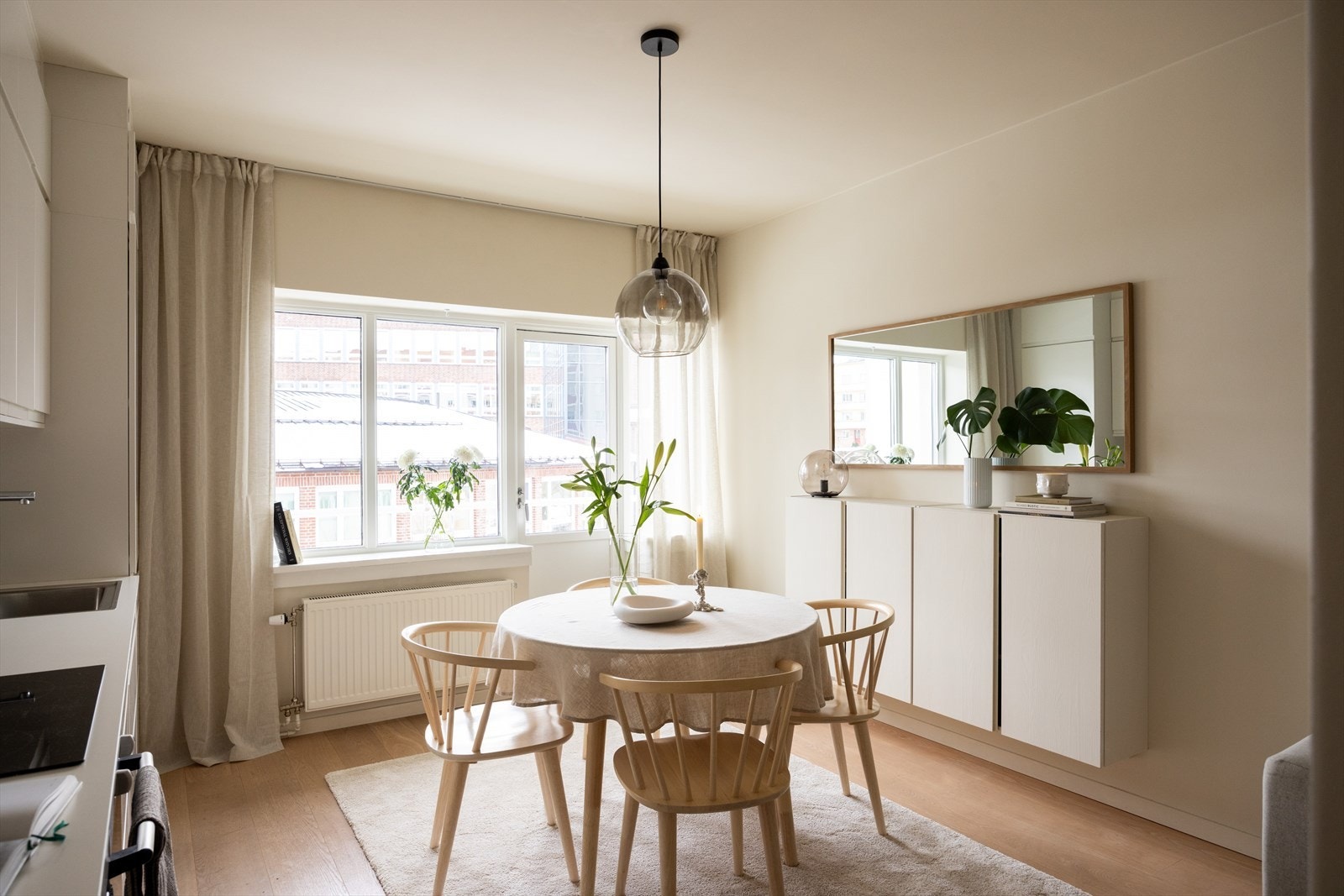 - Leiligheten er malt i delikate og tidsriktige farger - Galleribilde