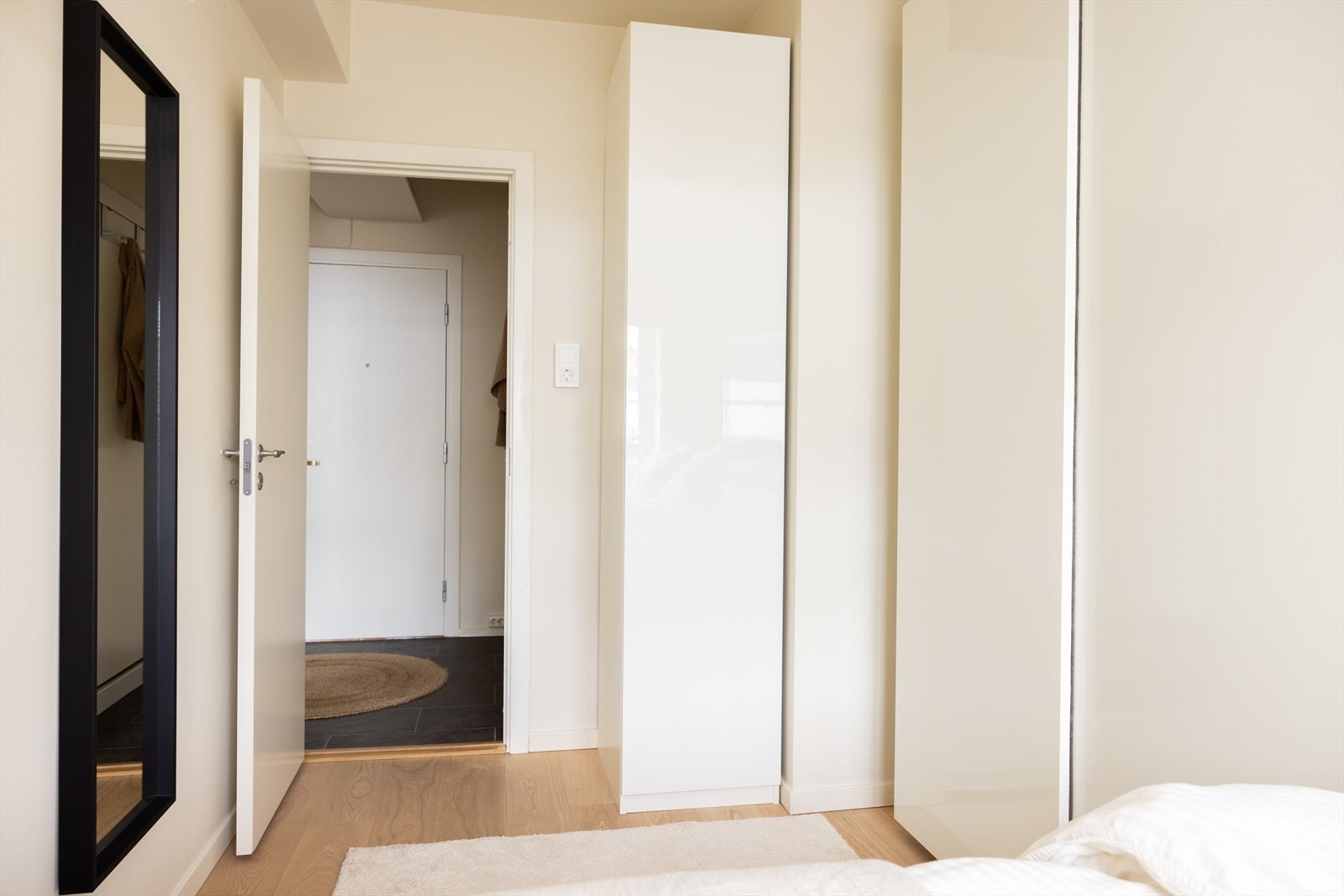 - Masse oppbevaringsplass i skyvedørsgarderobe - Galleribilde