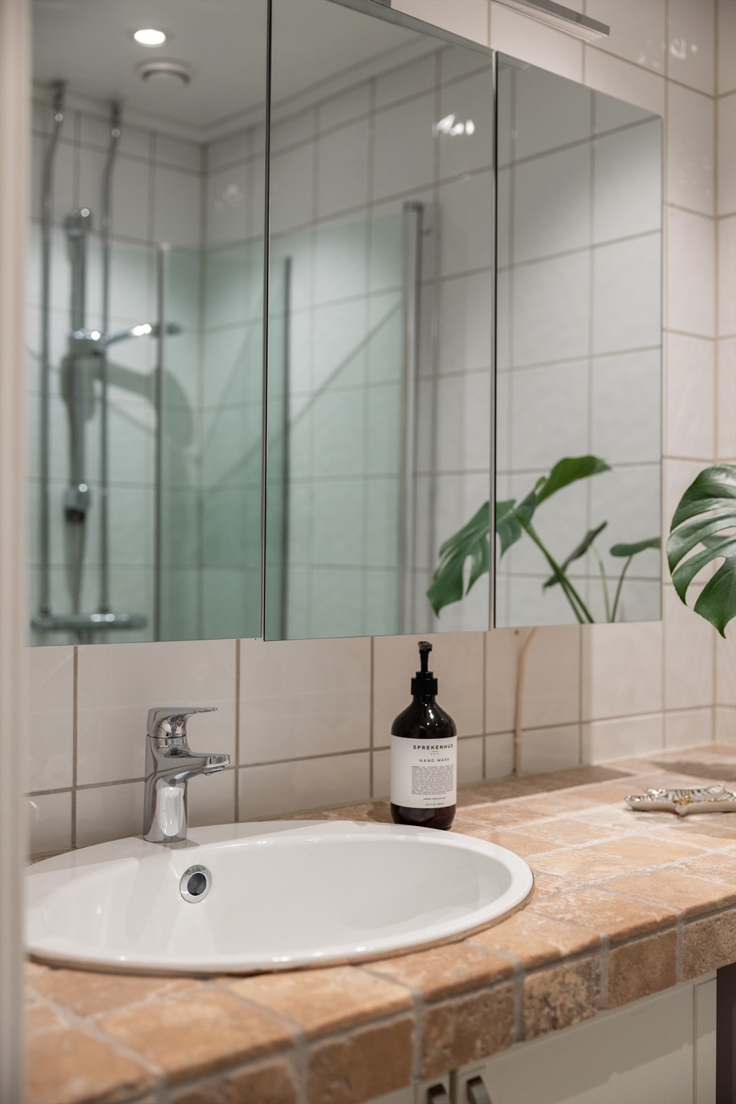 - Nytt flislagt gulv og varmekabler fra 2022. Nytt rør i sisterne, ny sisternekasse og knapp til toalett 2022 - Galleribilde