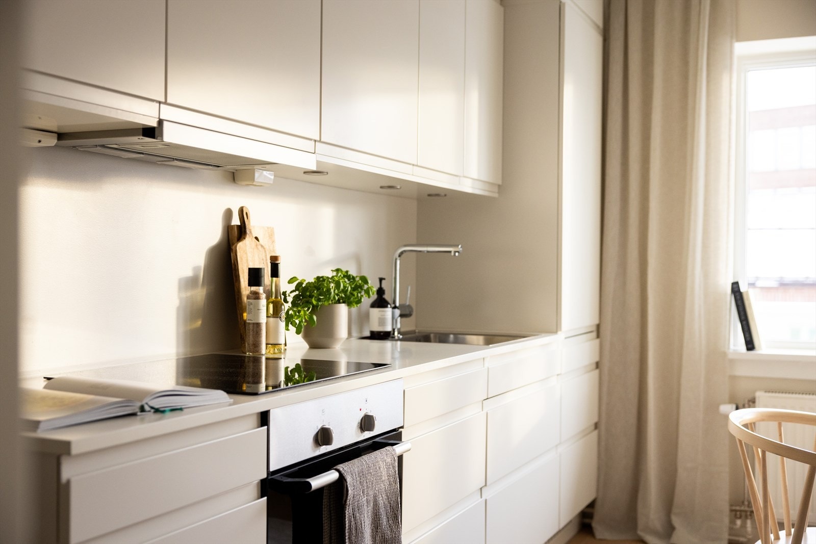 - Kjøkkeninnredning med glatte fronter, benkeplate med komposittplate med nedfelt vaskekum, belysning over benkeplate og takhøye overskap - Galleribilde