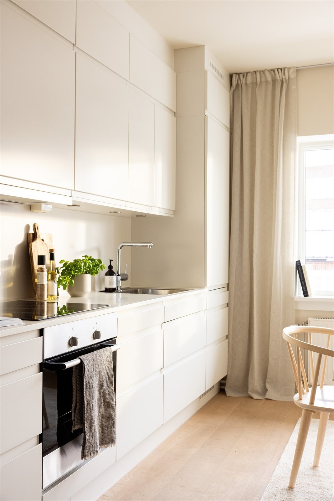 - Av hvitevarer er det integrert induksjonstopp, stekeovn, oppvaskmaskin og kombinert kjøl- og frys. Kullfilterventilator over kokeplass - Galleribilde