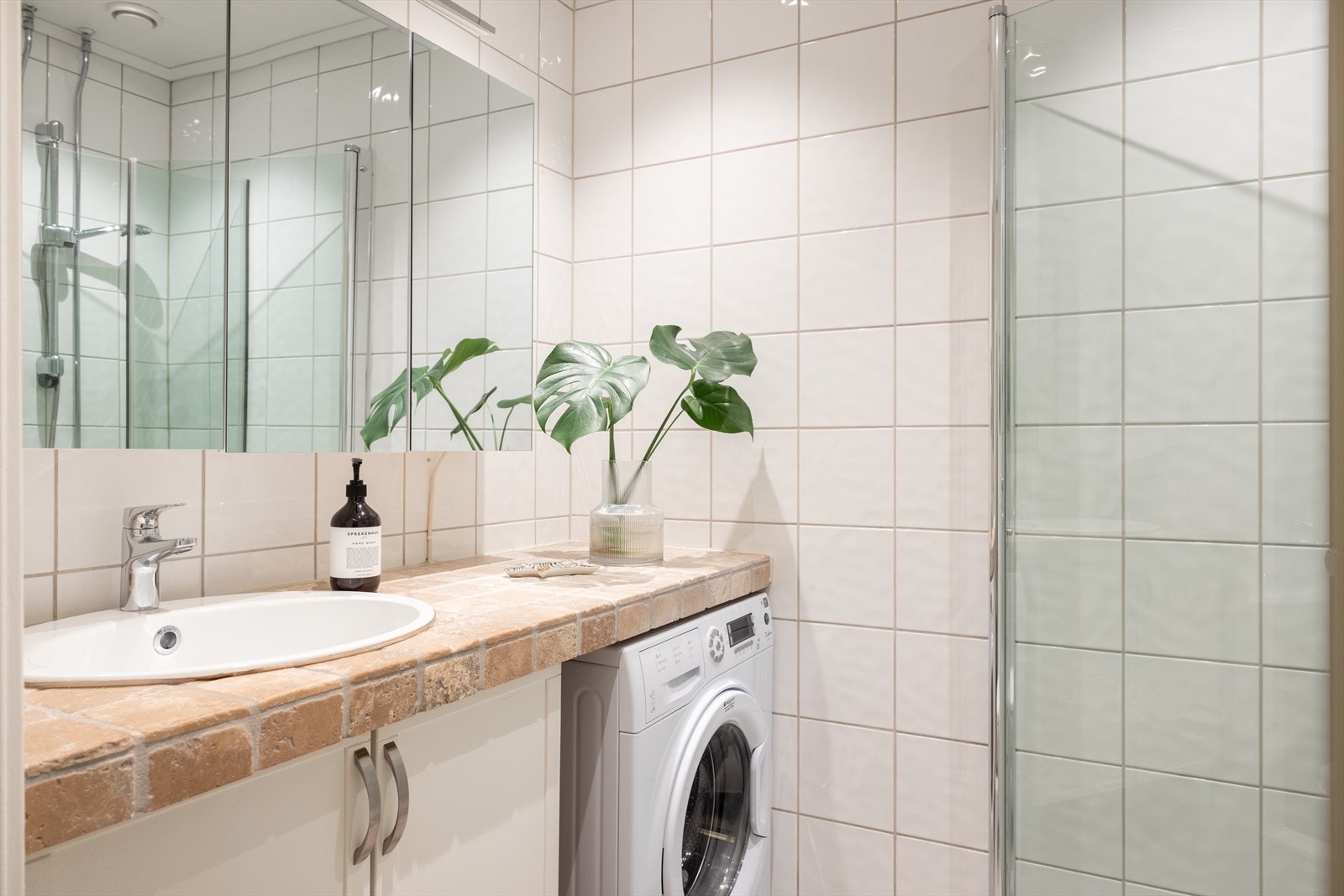 - Baderommet er innredet med vegghengt klosett, servant nedfelt i flislagt benkeplate - Galleribilde