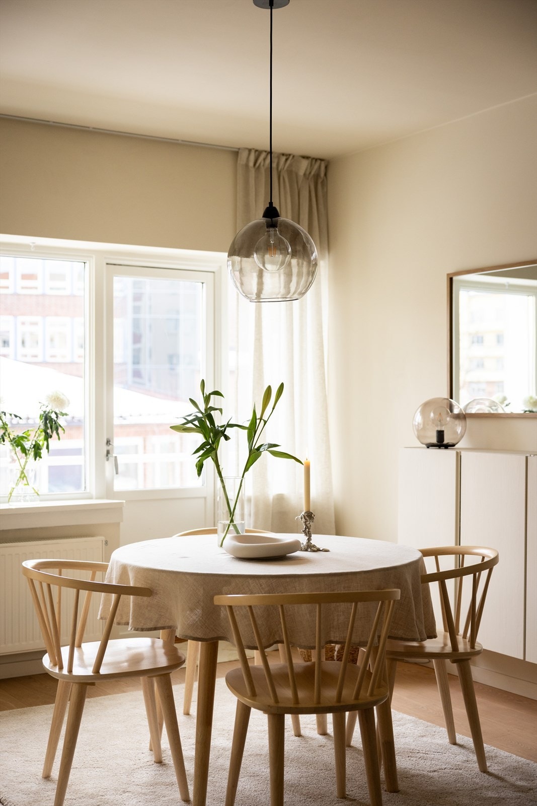 - God plass til spisebord i stuen - Galleribilde