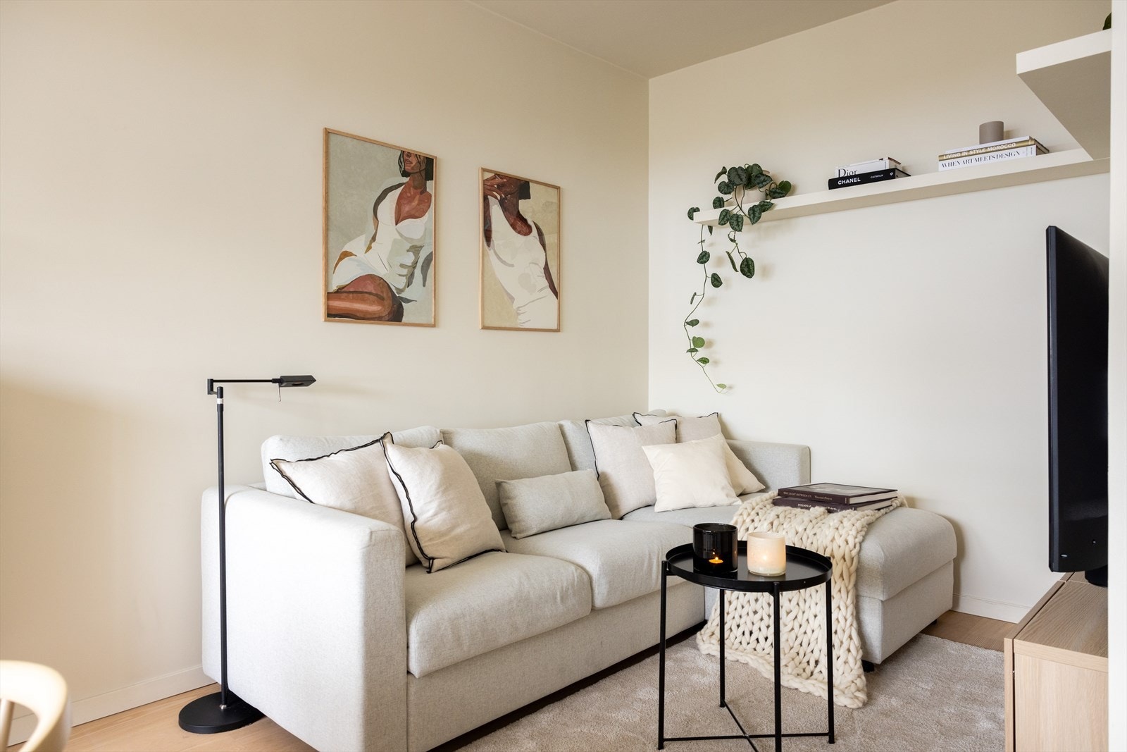 - God plass til sofaseksjon med tilhørende møblement og TV-benk - Galleribilde