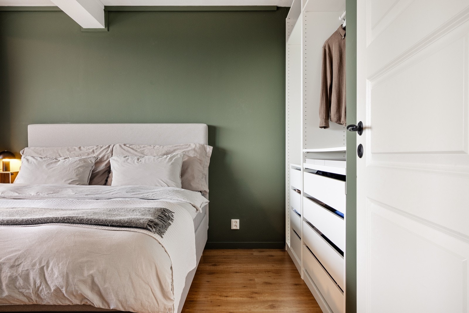 Stor garderobe, som også følger handelen. Galleribilde