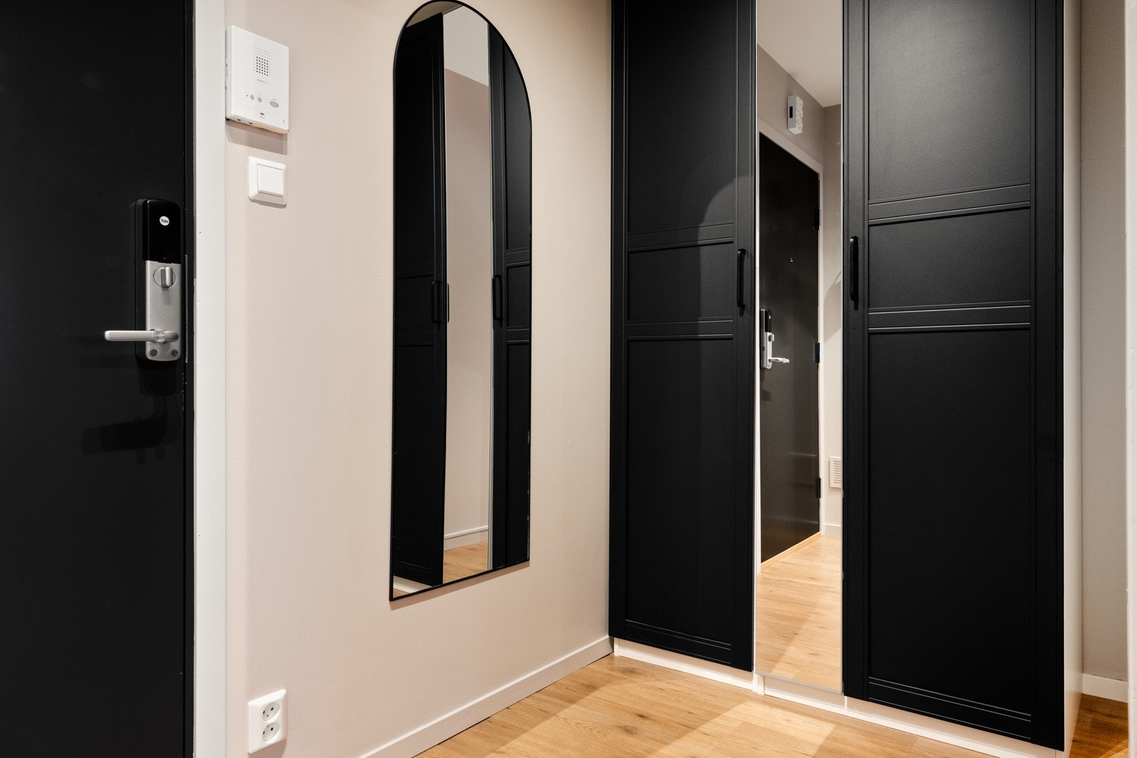 Leiligheten gir et godt førsteinntrykk med en romslig entrè med pass til garderobe. Den følger også handelen. Galleribilde