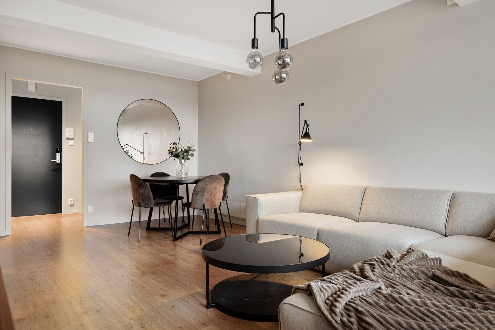 Stuen har en god planløsning som gjør det enkelt å innrede i flere soner. Galleribilde