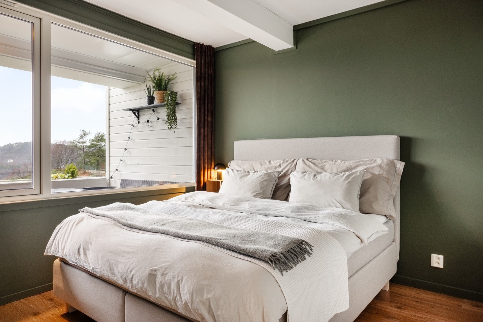 Her er det mye naturlig lysinnslipp, og fin utsikt fra soveromsvinduet. Galleribilde