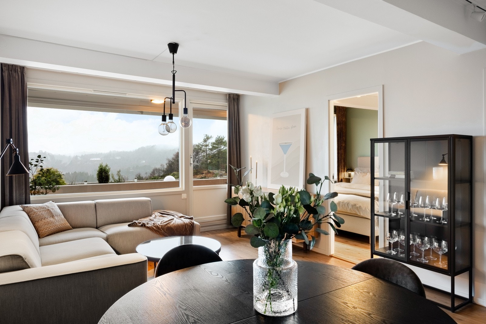 Romslig stue som enkelt kan innredes med sofa, stuebord og spisegruppe. Galleribilde