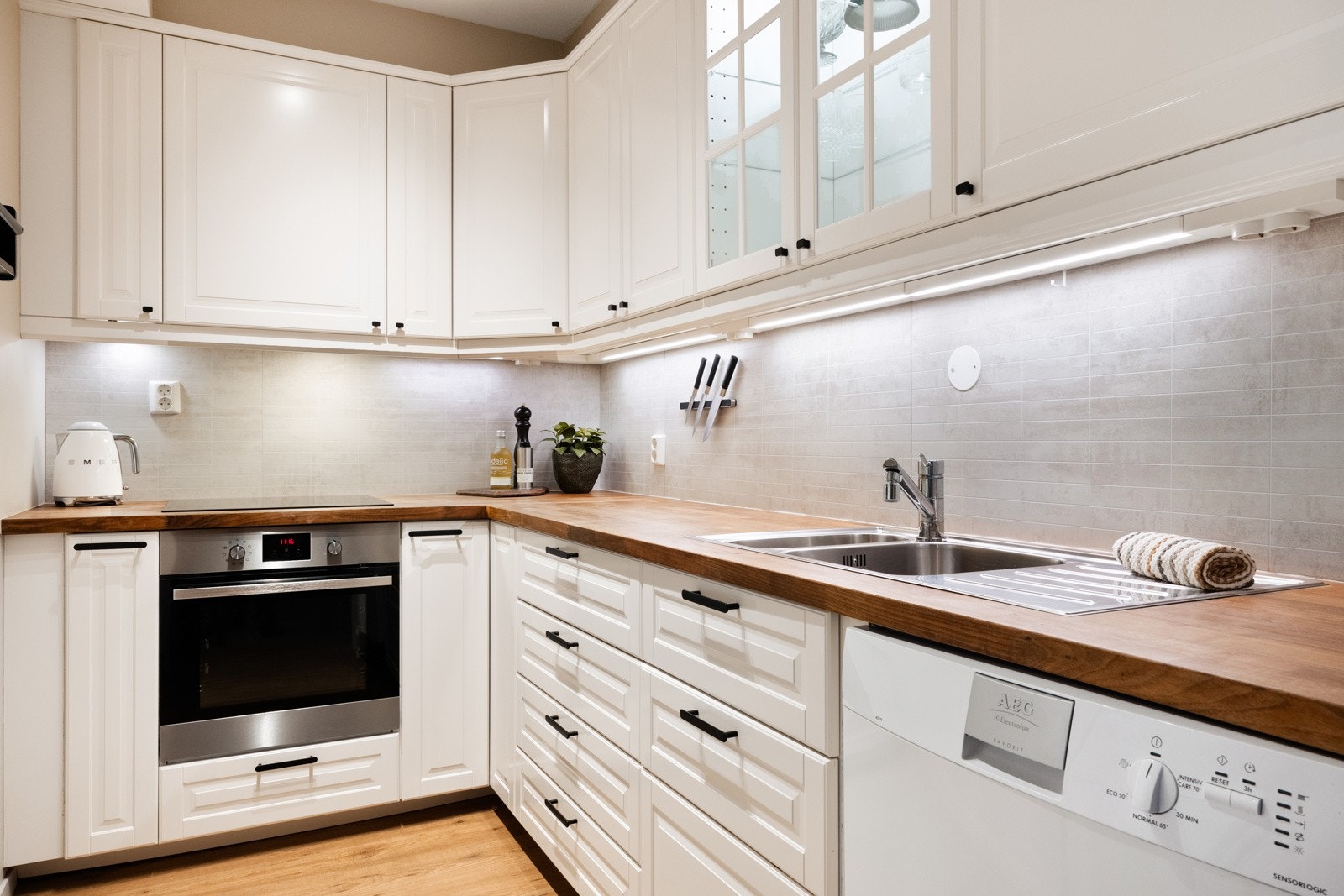 Av integrerte hvitevarer medfølger stekeovn, platetopp og ventilator. Selger opplyser at kjøleskap med frysedel og oppvaskmaskin kan medfølge selv om det er frittstående. Galleribilde