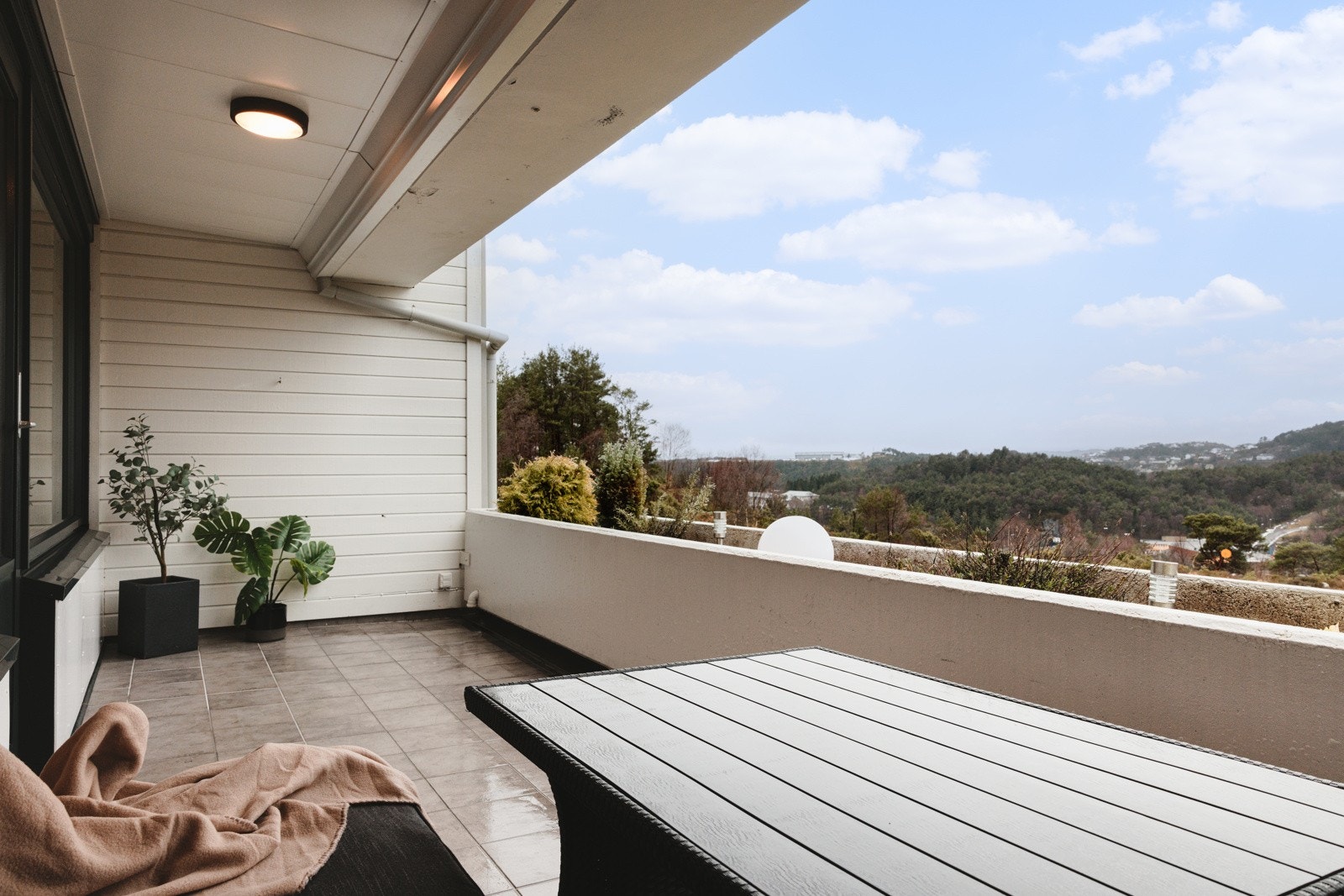 Stor balkong som byr på gode solforhold og fin utsikt. Galleribilde