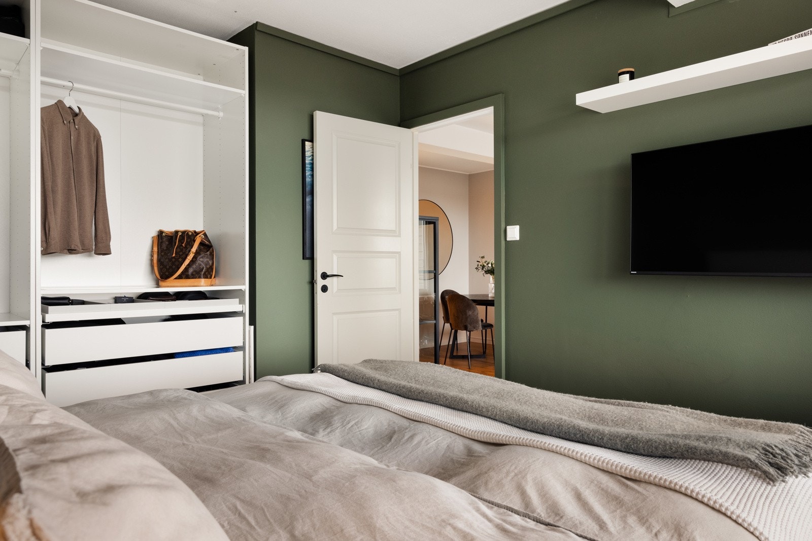 Romslig soverom med god plass til garderobe, seng og nattbord. Denne sengen er også 1,80 seng! Galleribilde