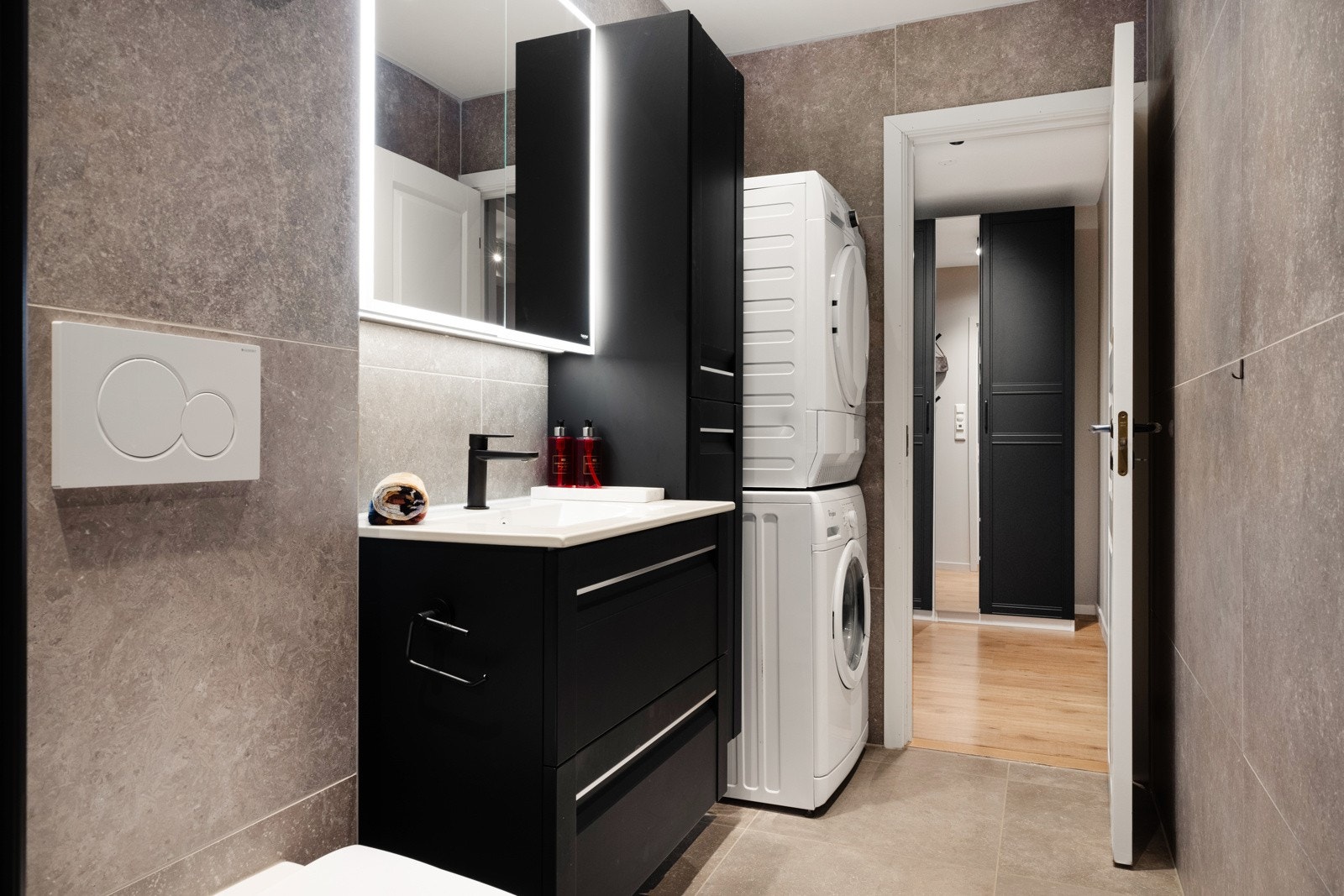 I tillegg er det speil med belysning, og bluetooth høytaler integrert i speilet! Galleribilde