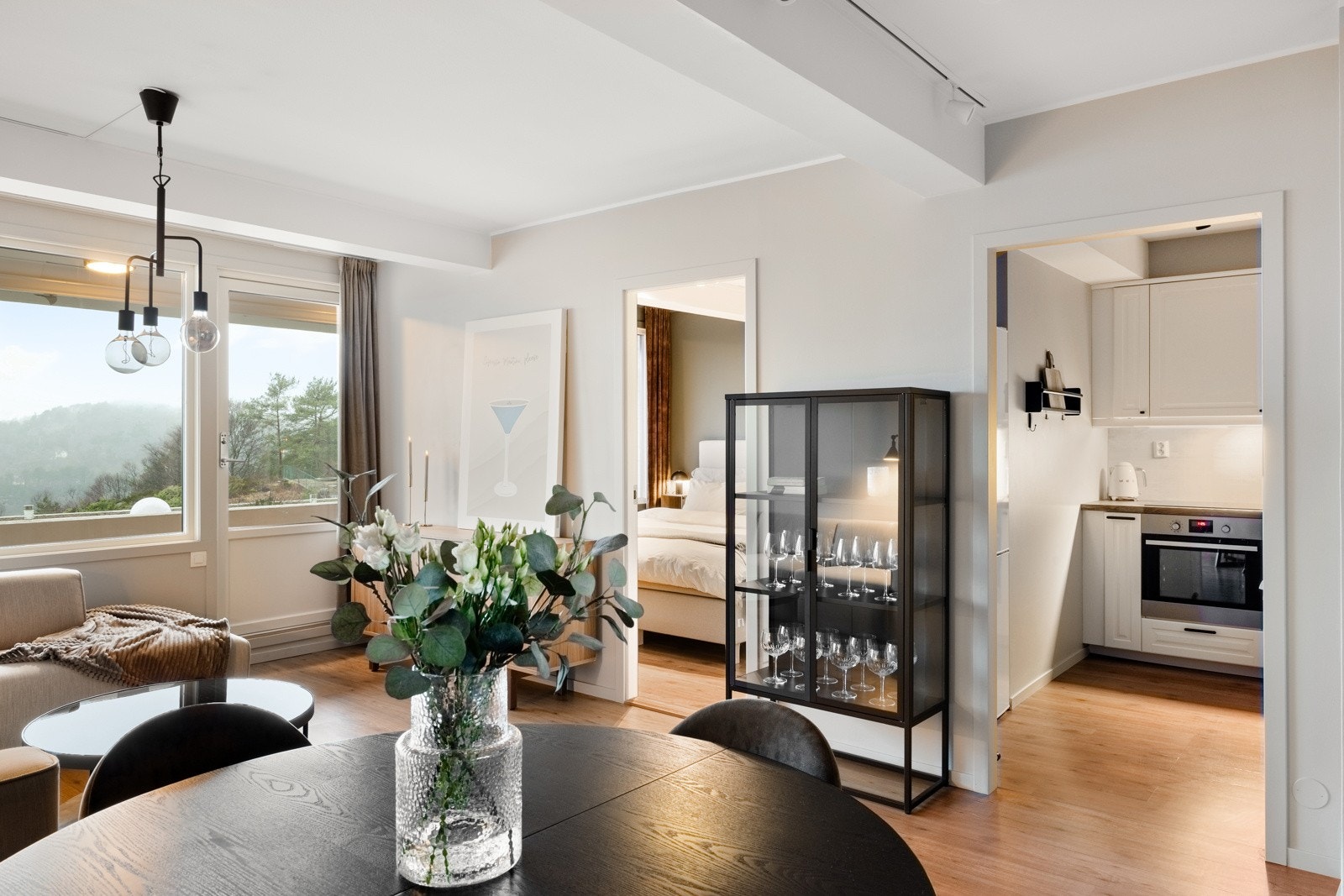 Herfra er det også inngang til soverommet og kjøkkenet. Galleribilde