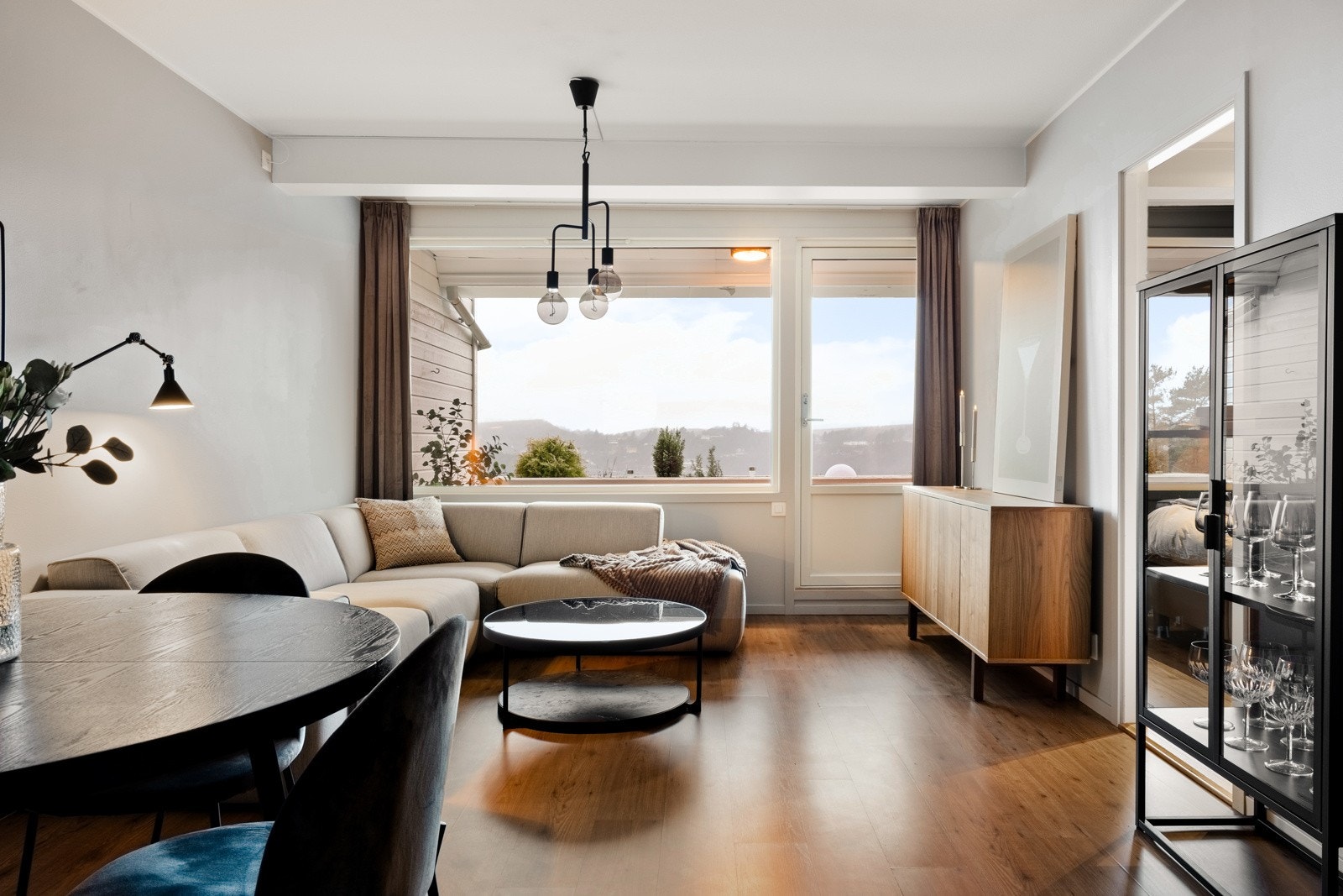 Det første man legger merke til er de store vinduene som slipper inn rikelig med lys. Galleribilde