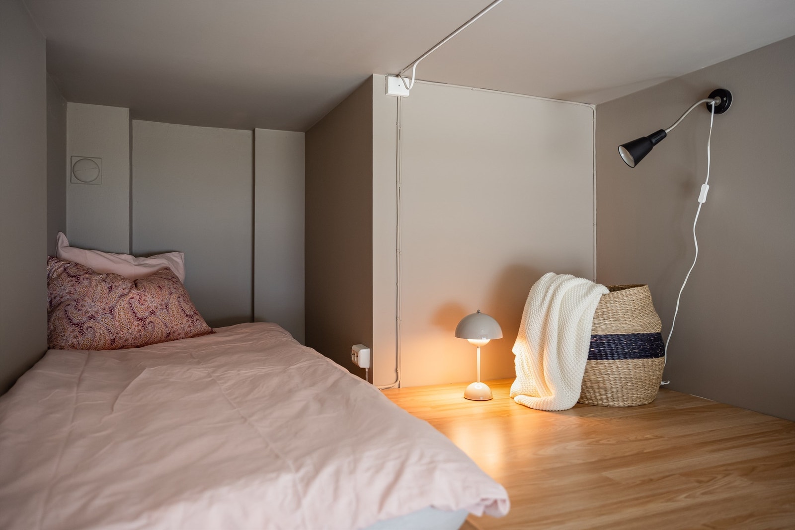 Praktisk hems med plass til 120 madrass. Hemsen har også gode lagringsmuligheter. Galleribilde