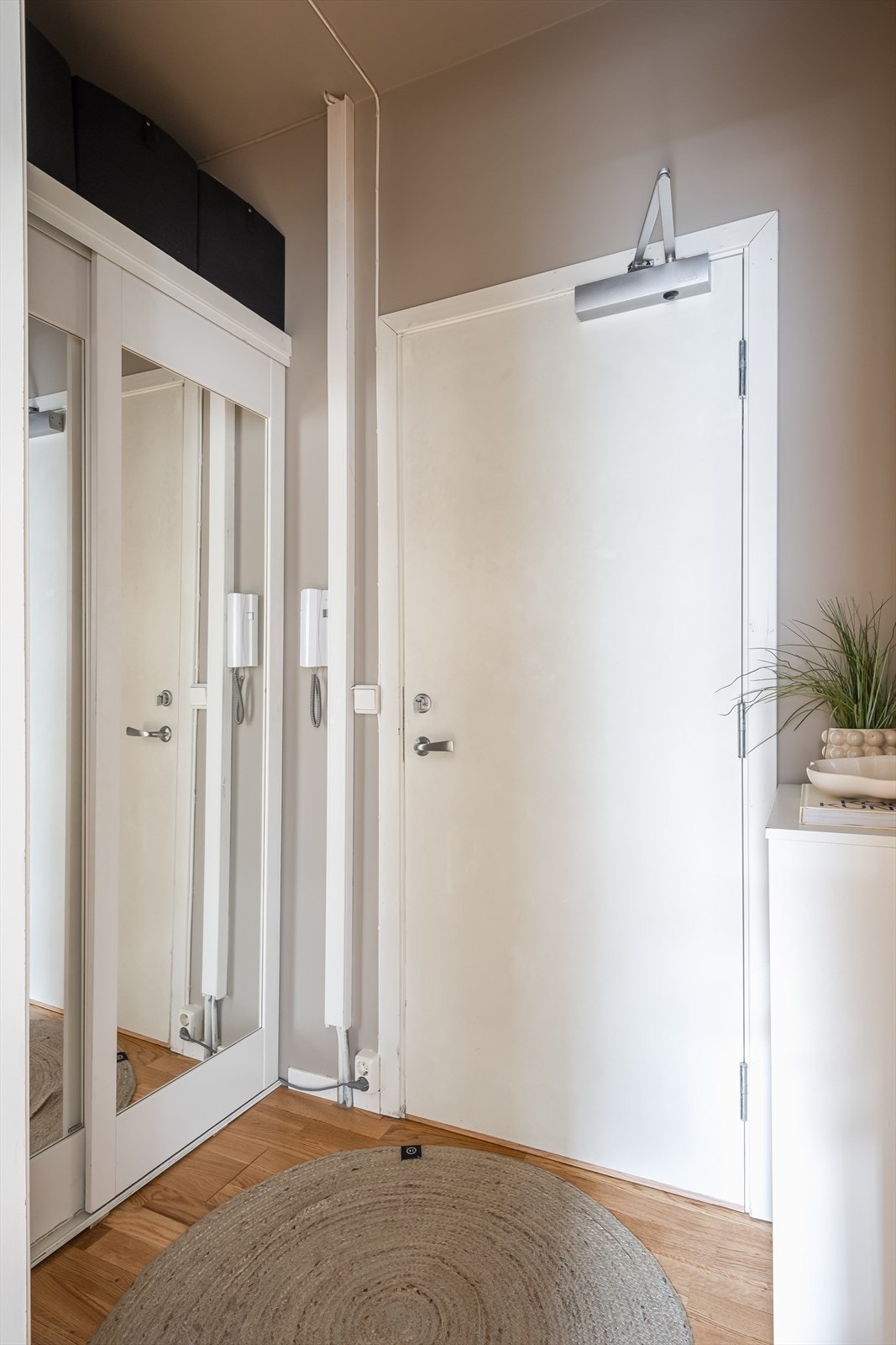 Velkommen inn! Leiligheten har adkomst fra felles trappeoppgang med callinganlegg og gode oppbevaringsmuligheter for yttertøy og sko. I tillegg disponerer leiligheten en bod på 4 kvm i felles kjeller. Galleribilde