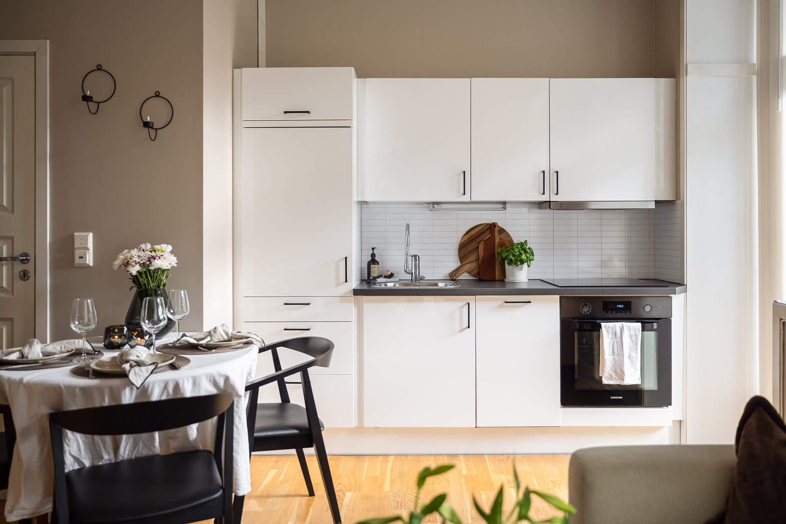 Kjøkkenet ligger naturlig tilbaketrukket fra stuen og er innredet med lyse slette flater og benkeplate i kontrast. Galleribilde